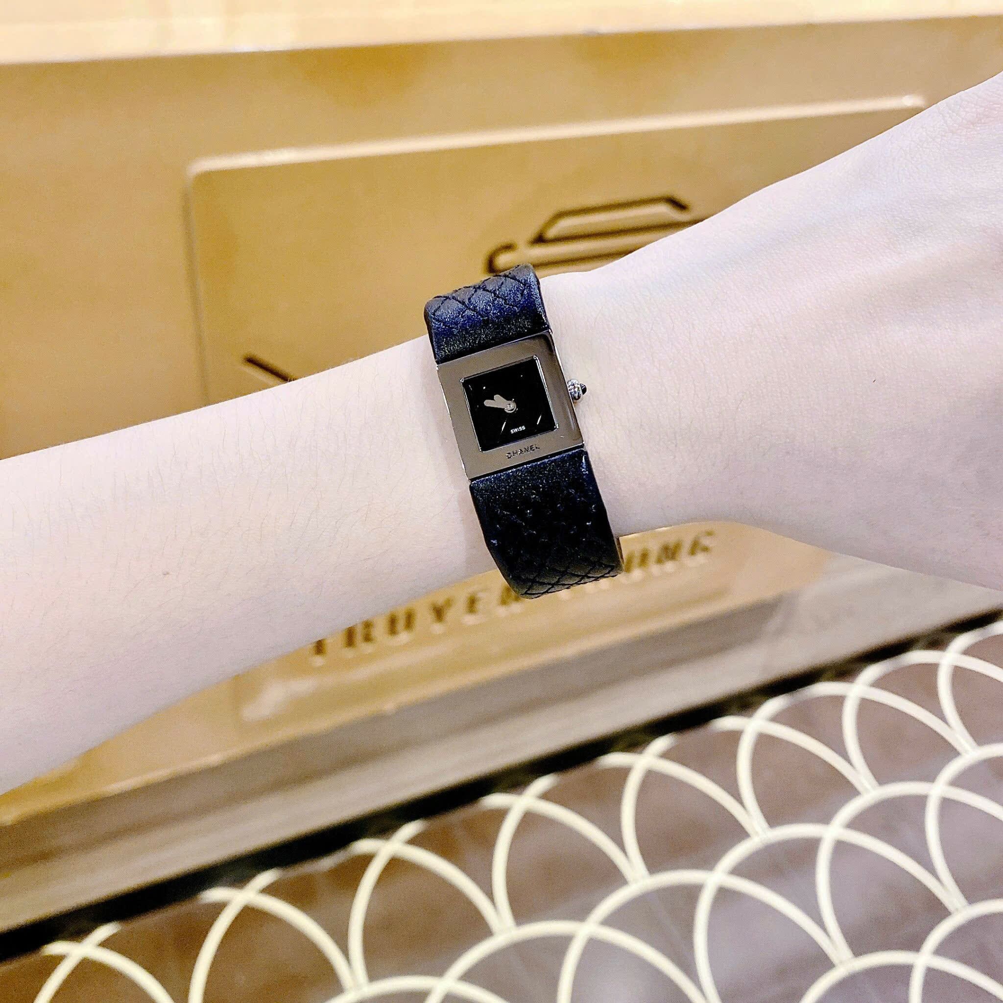 Đồng Hồ Chanel Matelasse |Nữ Giới |Mặt Vuông |Silver |Dây Da Đen |Máy Pin (Quartz) |Size 26mm |donghogiatot.vn