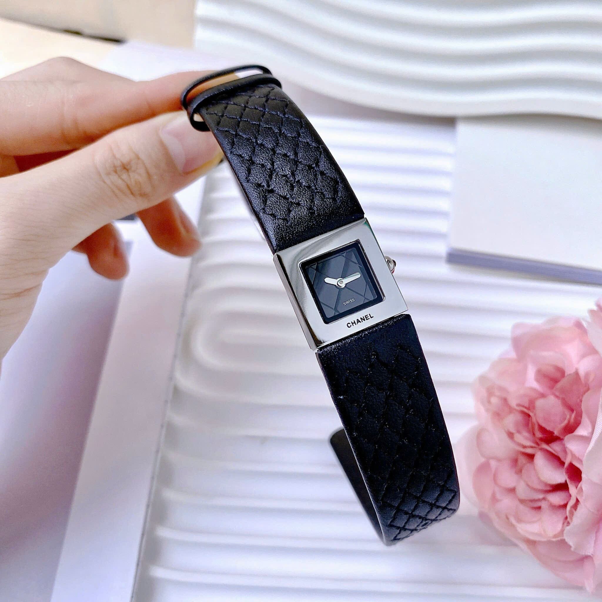 Đồng Hồ Chanel Matelasse |Nữ Giới |Mặt Vuông |Silver |Dây Da Đen |Máy Pin (Quartz) |Size 26mm |donghogiatot.vn