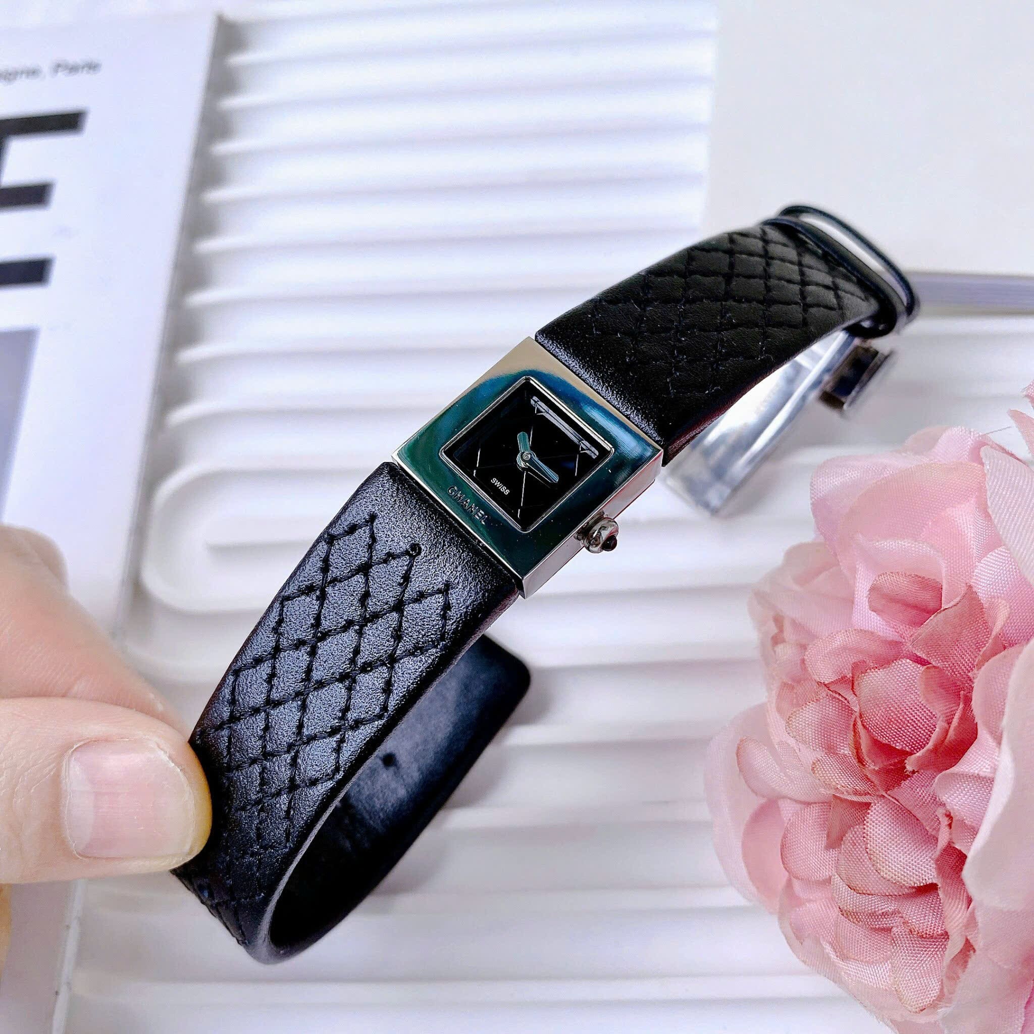 Đồng Hồ Chanel Matelasse |Nữ Giới |Mặt Vuông |Silver |Dây Da Đen |Máy Pin (Quartz) |Size 26mm |donghogiatot.vn