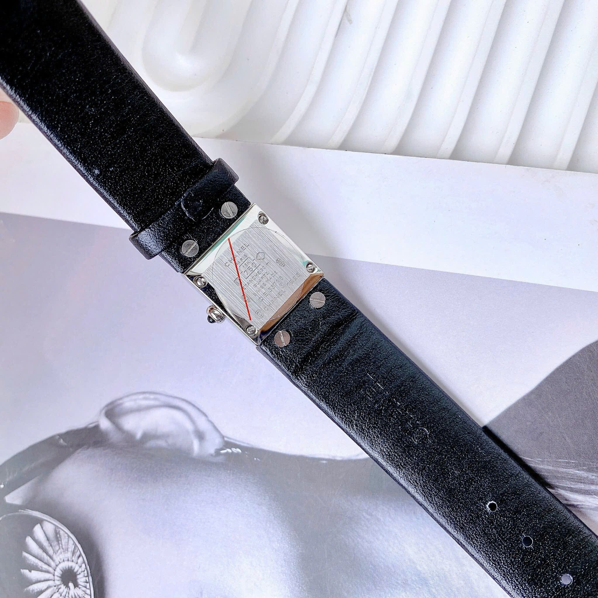 Đồng Hồ Chanel Matelasse |Nữ Giới |Mặt Vuông |Silver |Dây Da Đen |Máy Pin (Quartz) |Size 26mm |donghogiatot.vn