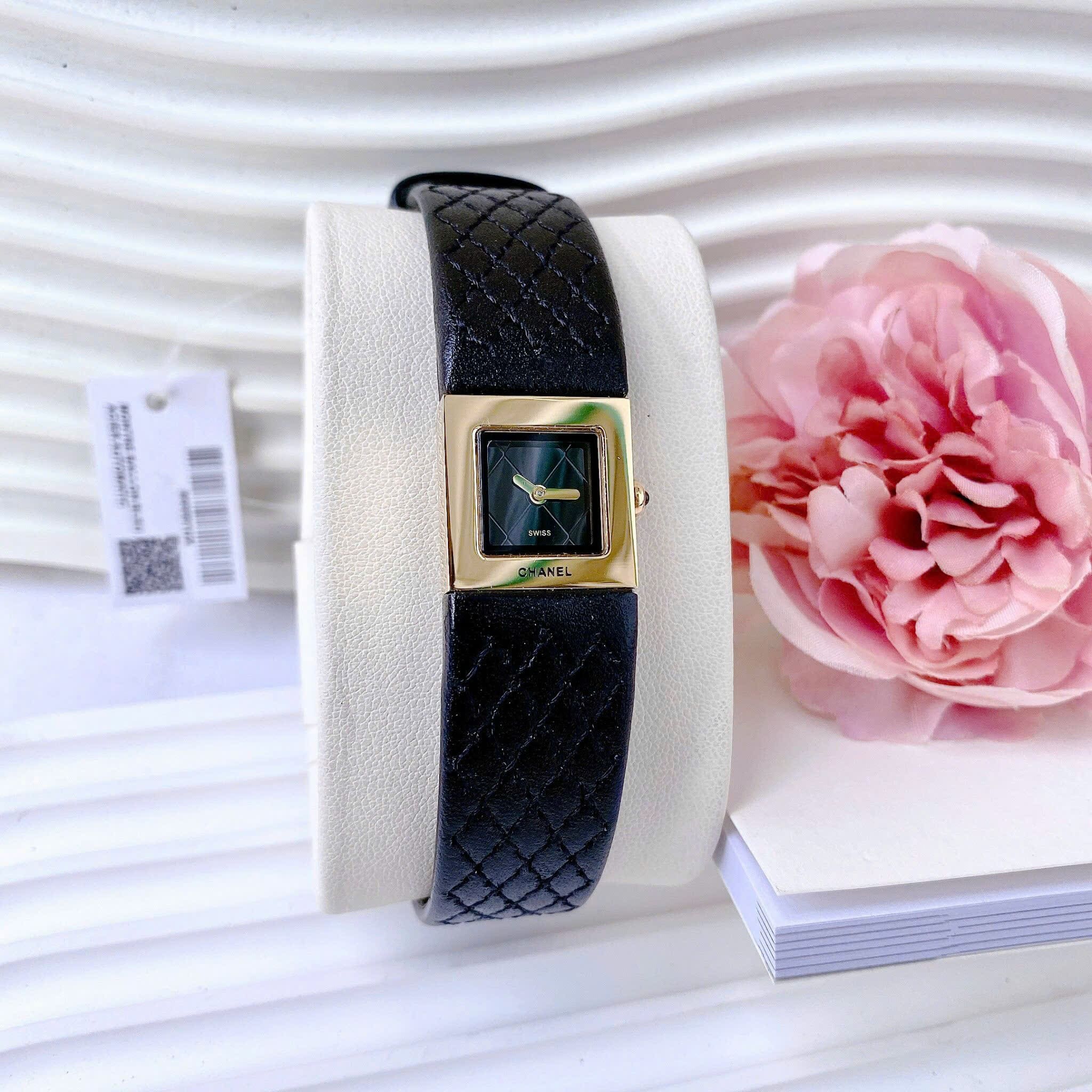Đồng Hồ Chanel Matelasse |Nữ Giới |Mặt Vuông |Vàng Gold |Dây Da Đen |Máy Pin (Quartz) |Size 26mm |donghogiatot.vn