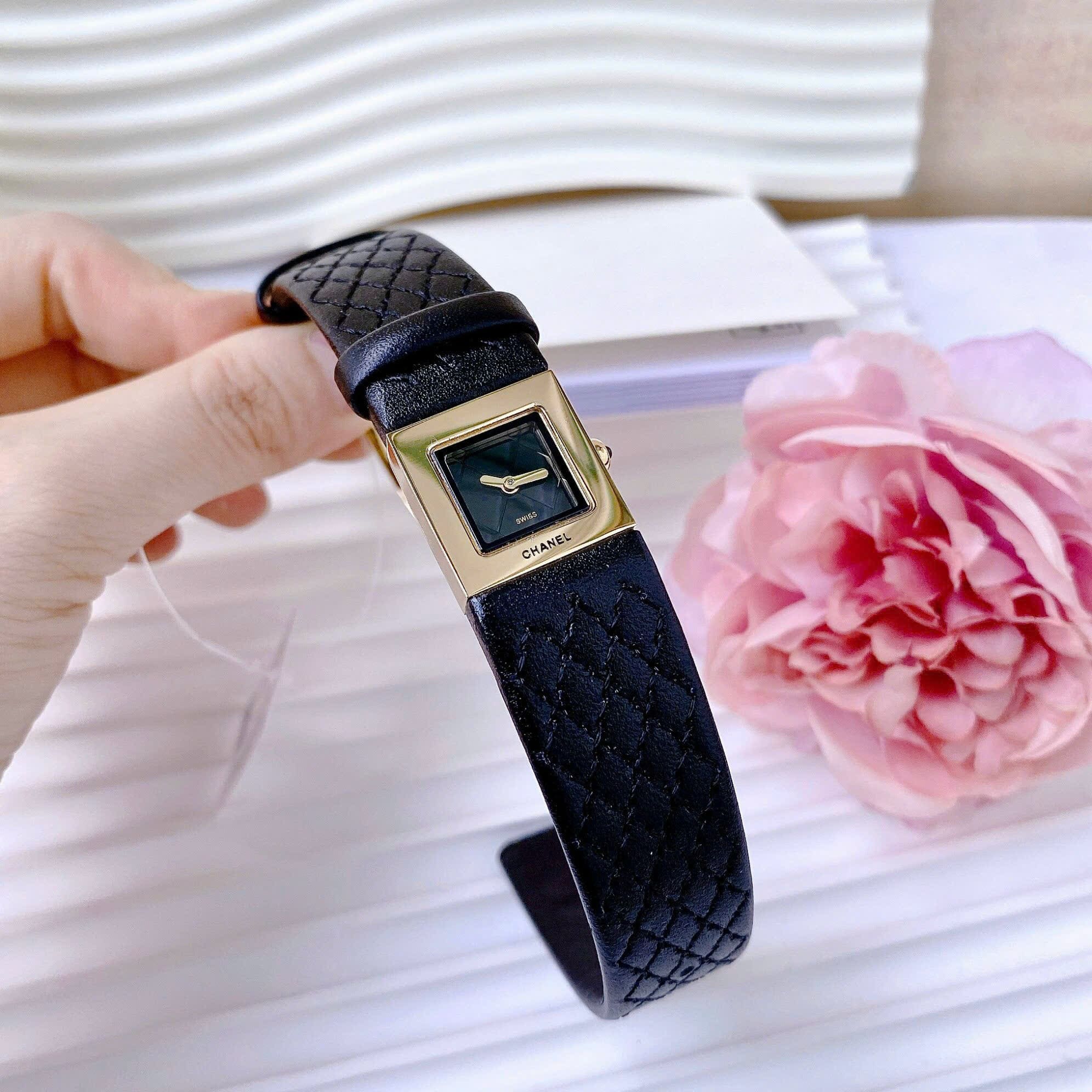 Đồng Hồ Chanel Matelasse |Nữ Giới |Mặt Vuông |Vàng Gold |Dây Da Đen |Máy Pin (Quartz) |Size 26mm |donghogiatot.vn