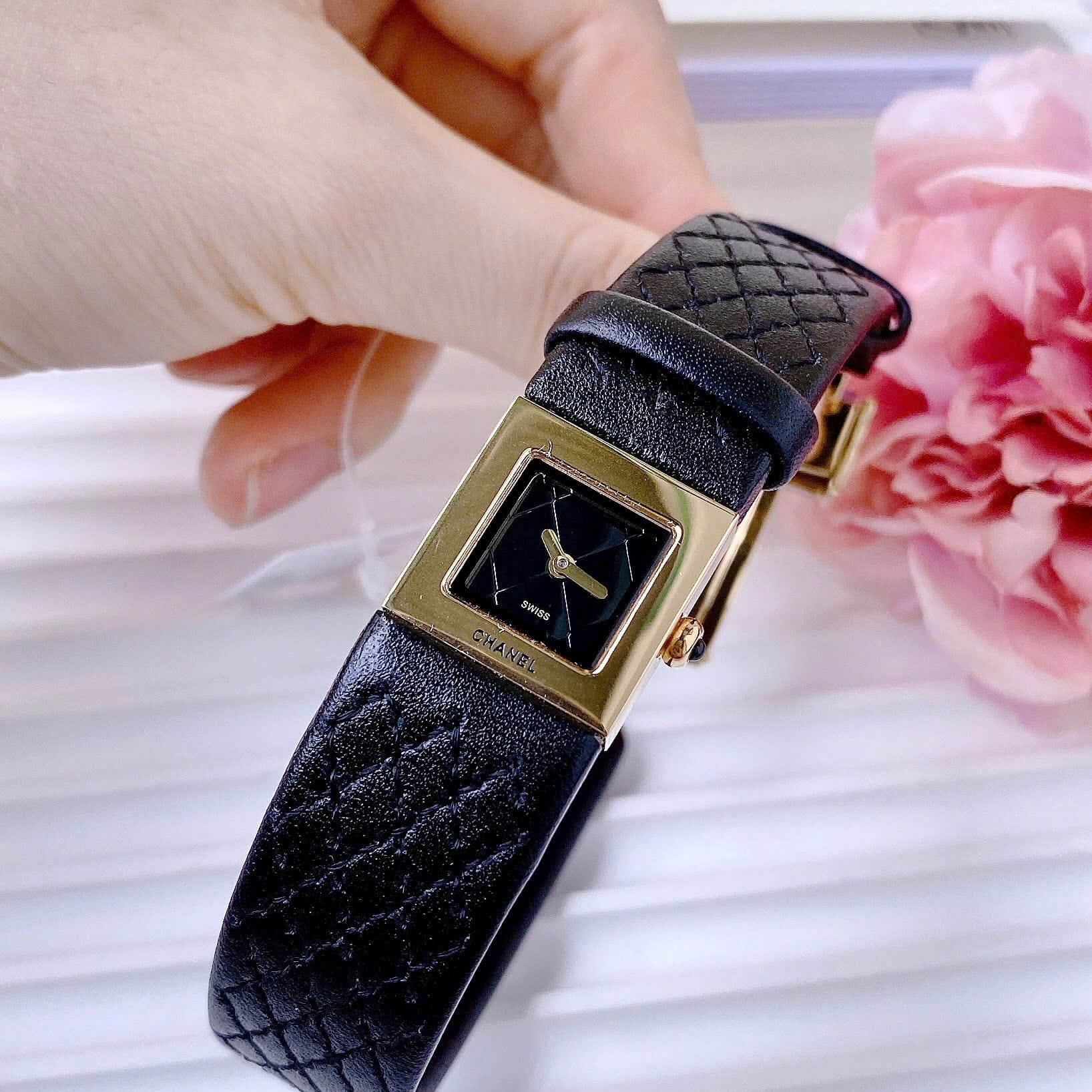 Đồng Hồ Chanel Matelasse |Nữ Giới |Mặt Vuông |Vàng Gold |Dây Da Đen |Máy Pin (Quartz) |Size 26mm |donghogiatot.vn