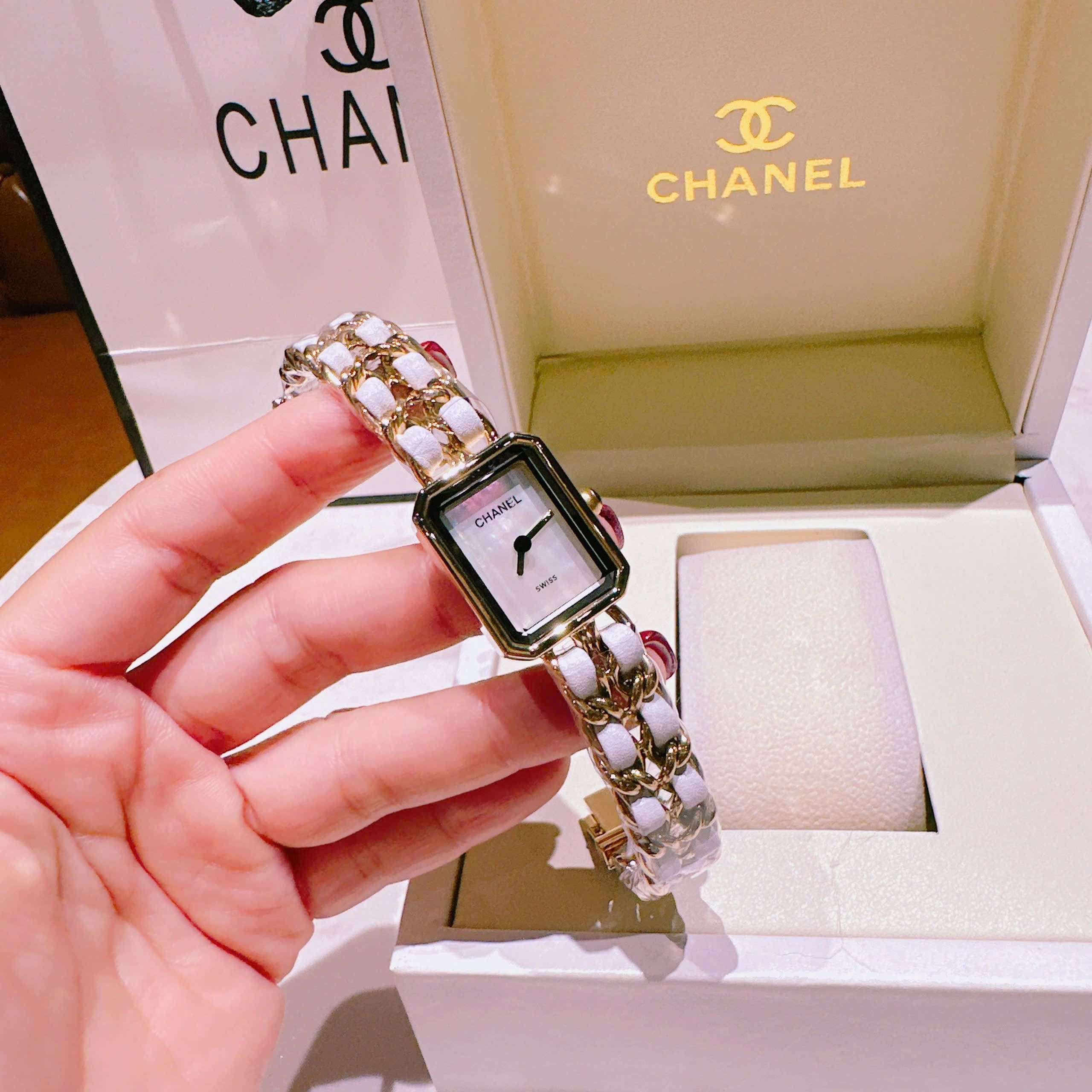 Đồng Hồ Chanel Premiere |Nữ Giới |Mặt Trắng |Dây Mắt Xích Vàng Gold |Máy Pin (Quartz) |Size 20x26mm |donghogiatot.vn