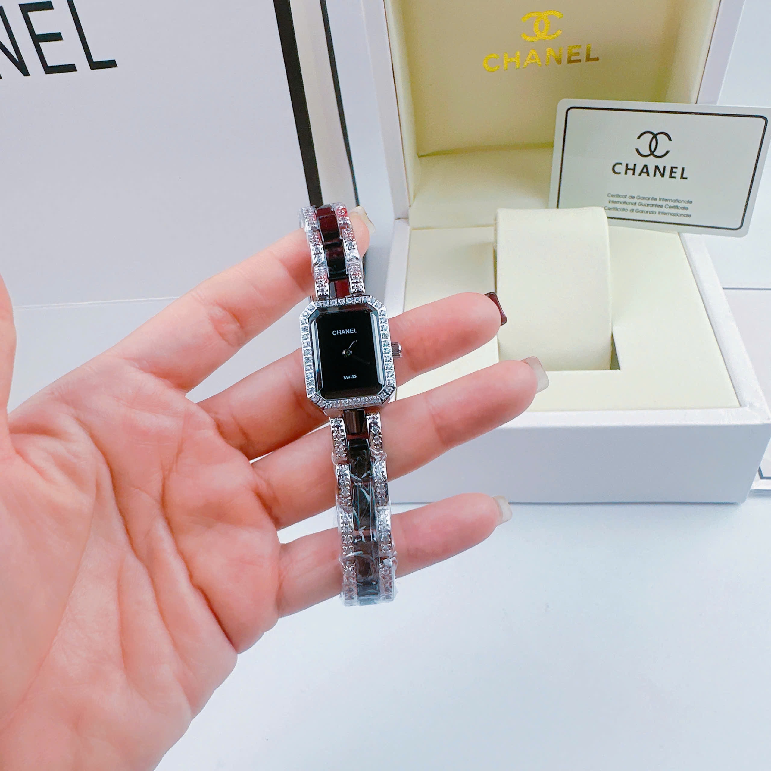 Đồng Hồ Chanel Premiere |Nữ Giới |Đính Đá |Dây Ceramica Đen |Máy Pin (Quartz) |Size 20x25mm |donghogiatot.vn