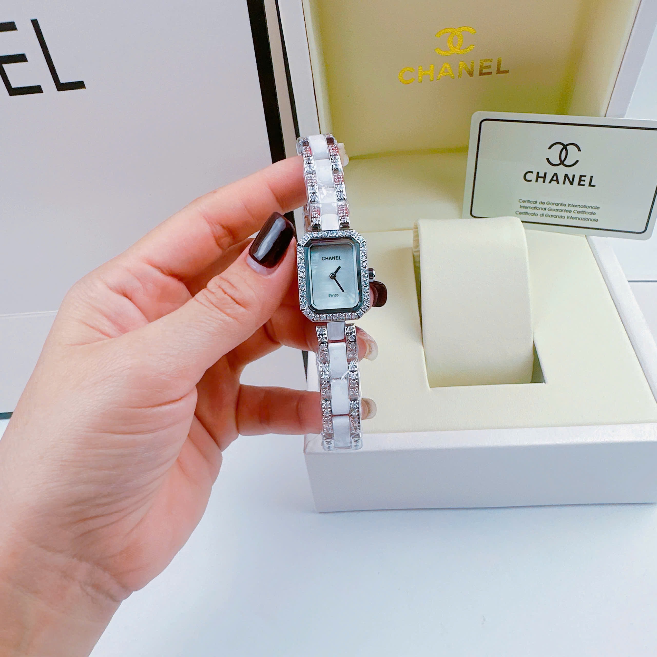 Đồng Hồ Chanel Premiere |Nữ Giới |Đính Đá |Dây Ceramica Trắng |Máy Pin (Quartz) |Size 20x25mm |donghogiatot.vn