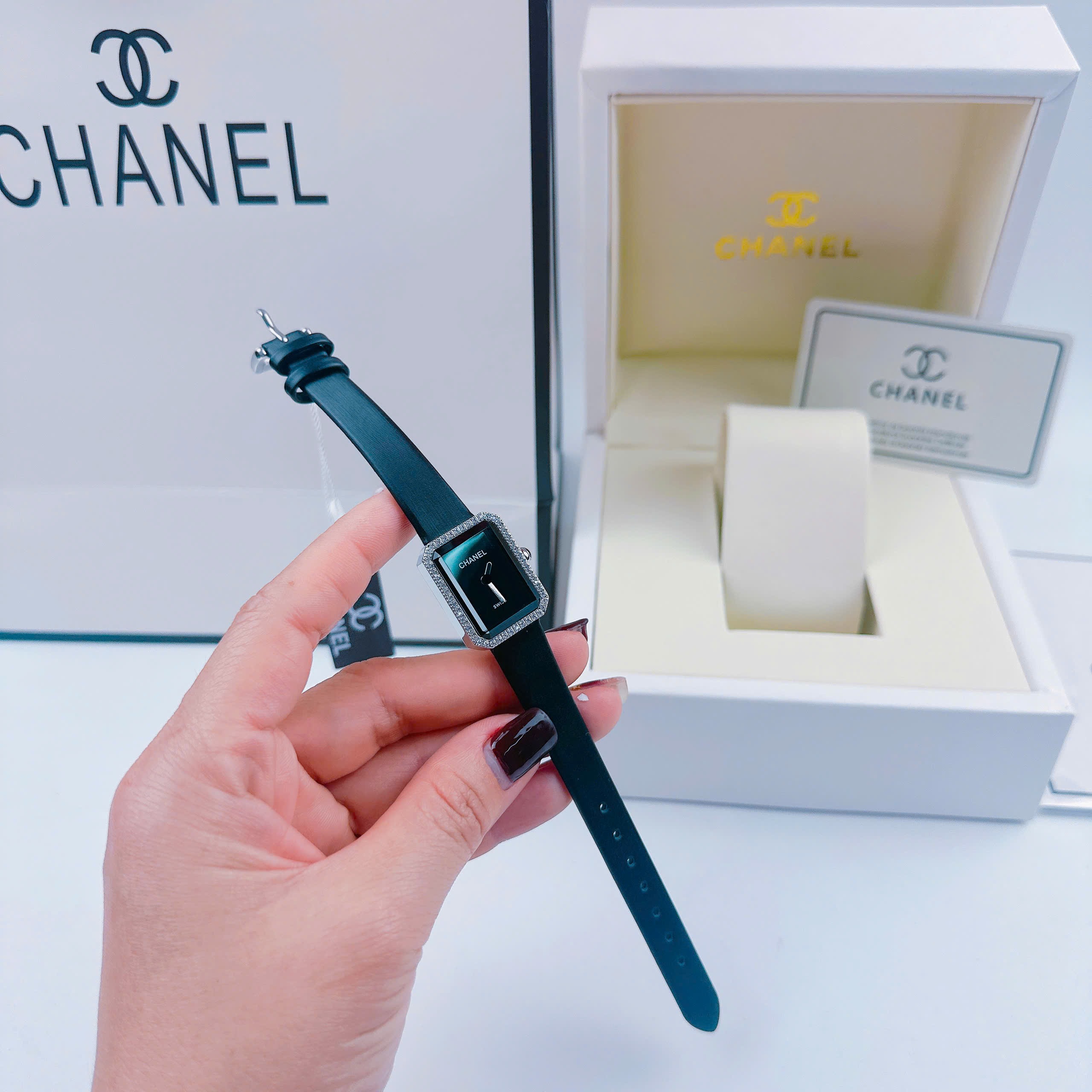 Đồng Hồ Chanel Premiere |Nữ Giới |Mặt Đen |Đính Đá |Dây Da Đen |Máy Pin (Quartz) |Size 20x26mm |donghogiatot.vn