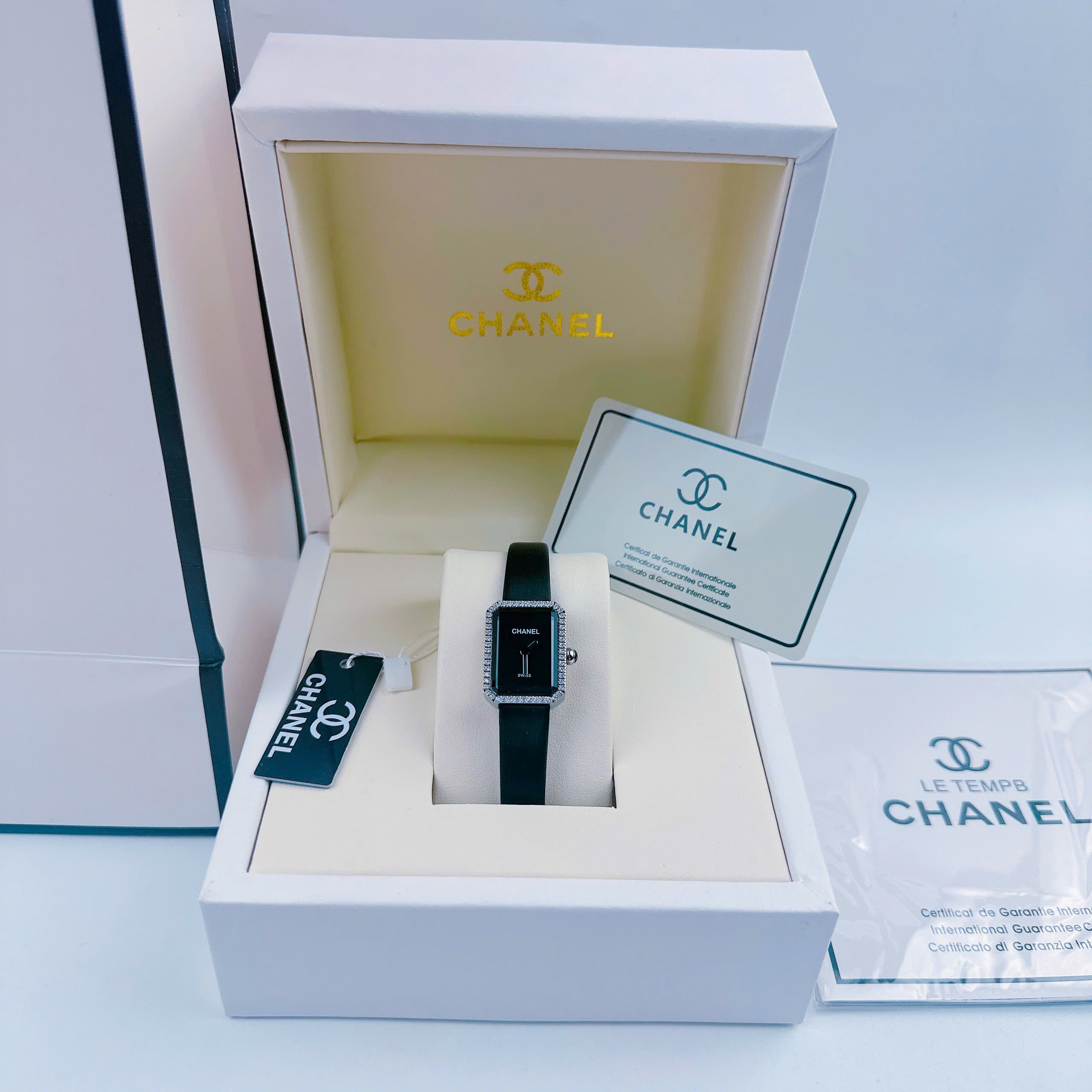 Đồng Hồ Chanel Premiere |Nữ Giới |Mặt Đen |Đính Đá |Dây Da Đen |Máy Pin (Quartz) |Size 20x26mm |donghogiatot.vn