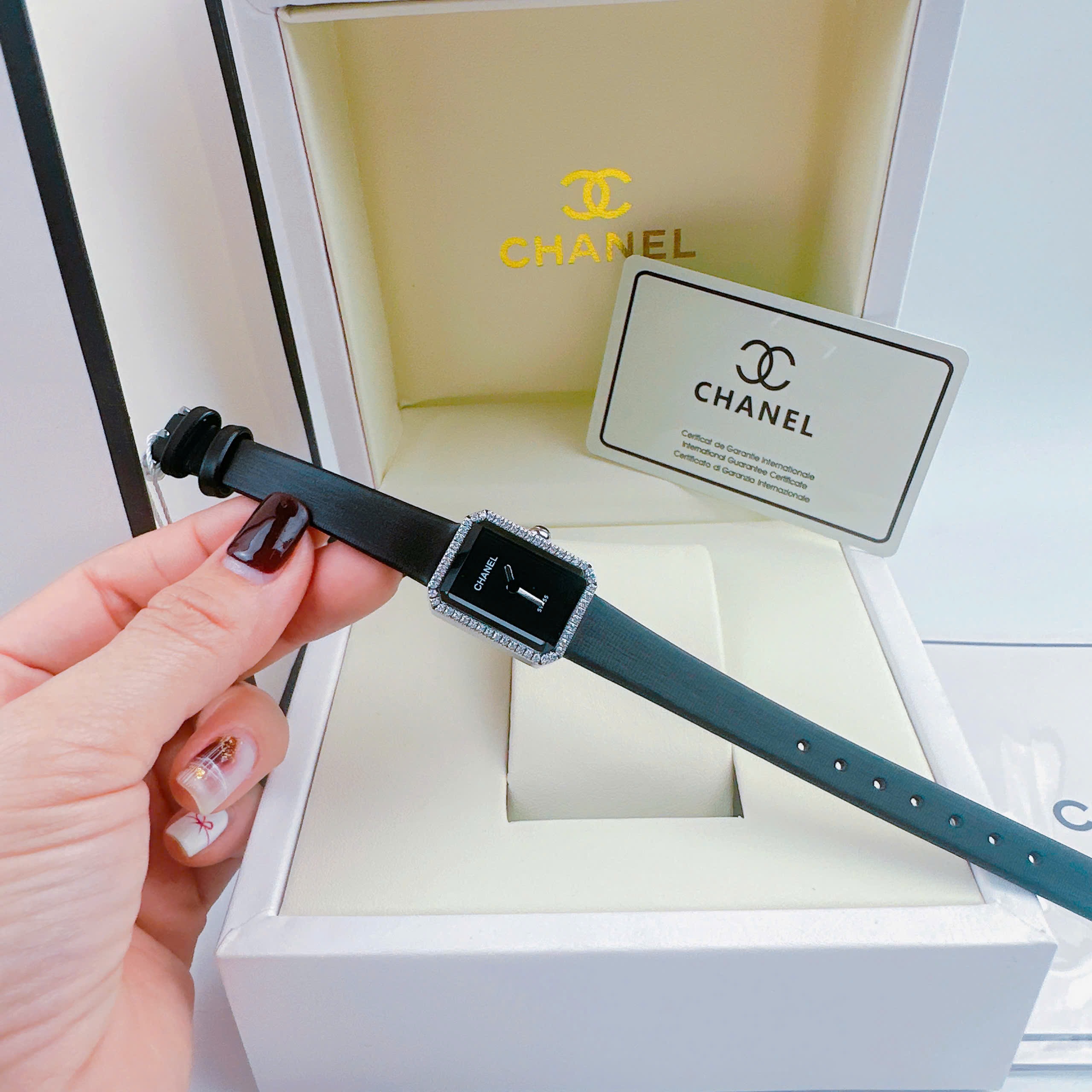 Đồng Hồ Chanel Premiere |Nữ Giới |Mặt Đen |Đính Đá |Dây Da Đen |Máy Pin (Quartz) |Size 20x26mm |donghogiatot.vn