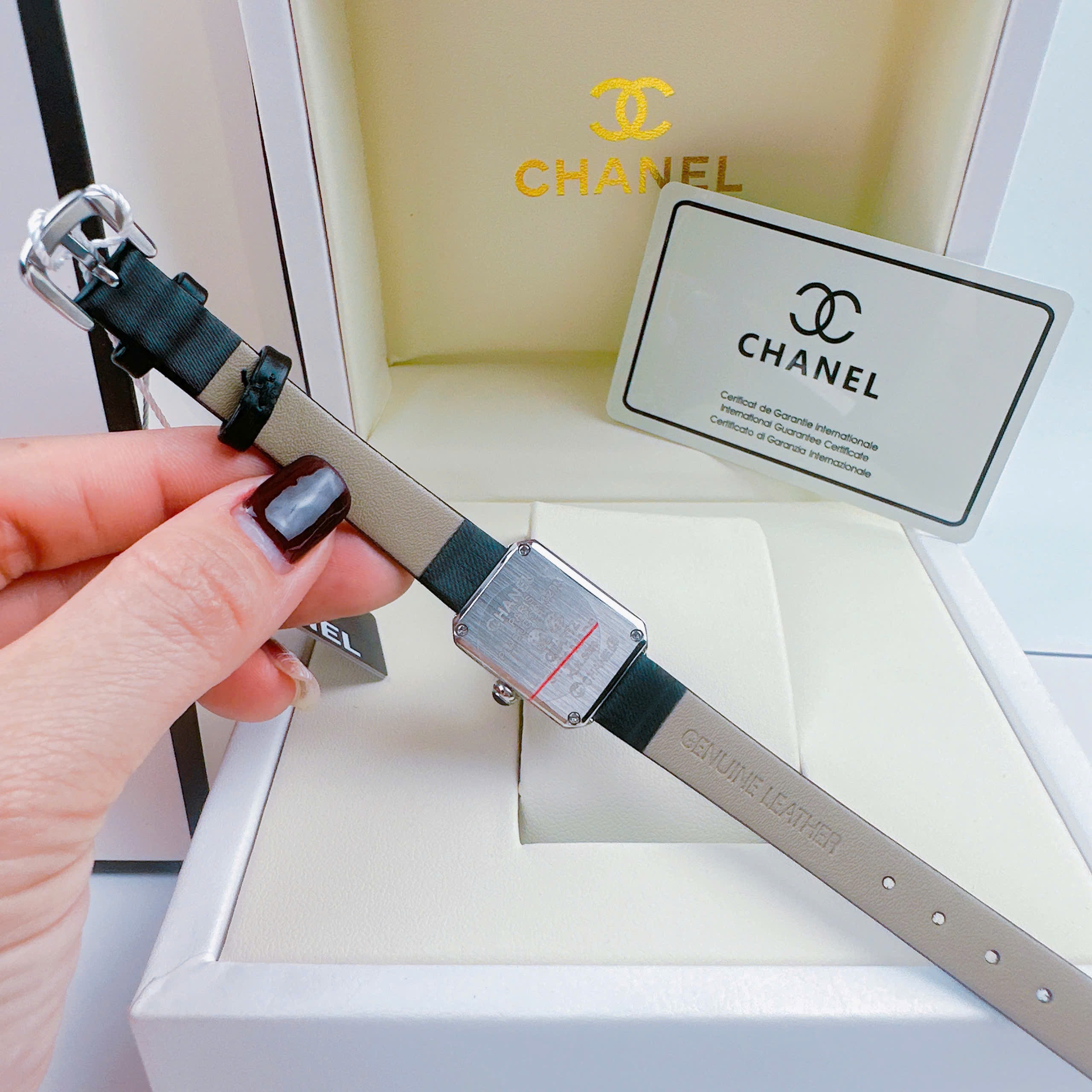 Đồng Hồ Chanel Premiere |Nữ Giới |Mặt Đen |Đính Đá |Dây Da Đen |Máy Pin (Quartz) |Size 20x26mm |donghogiatot.vn