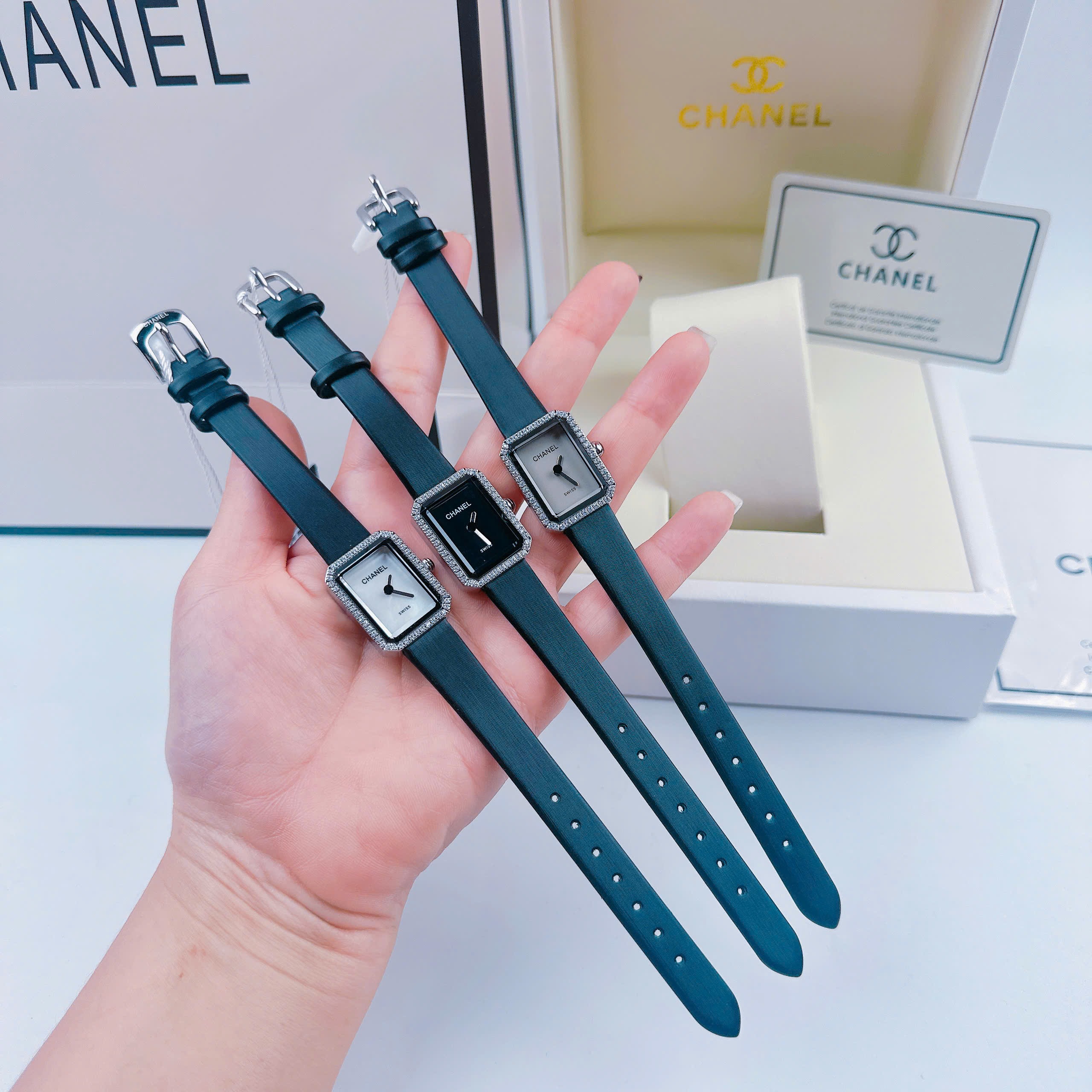 Đồng Hồ Chanel Premiere |Nữ Giới |Mặt Đen |Đính Đá |Dây Da Đen |Máy Pin (Quartz) |Size 20x26mm |donghogiatot.vn