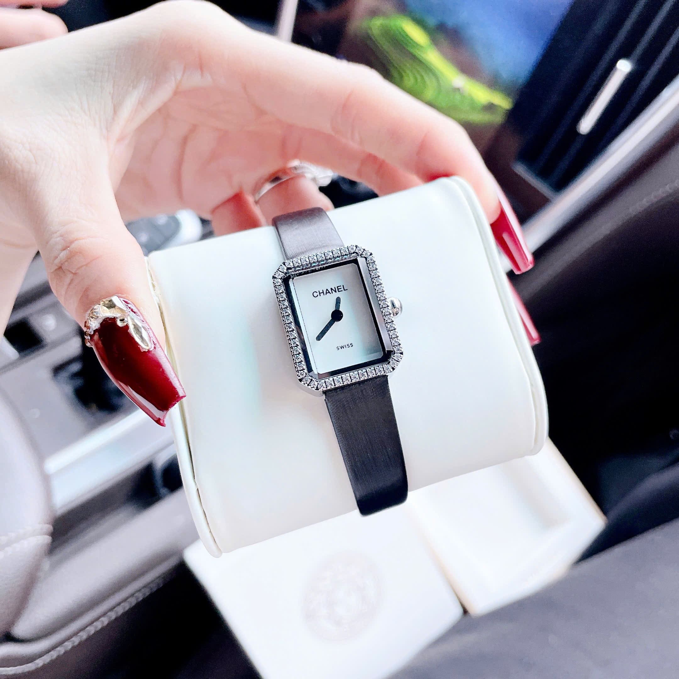 Đồng Hồ Chanel Premiere |Nữ Giới |Mặt Trắng |Đính Đá |Dây Da Đen |Máy Pin (Quartz) |Size 20x26mm |donghogiatot.vn