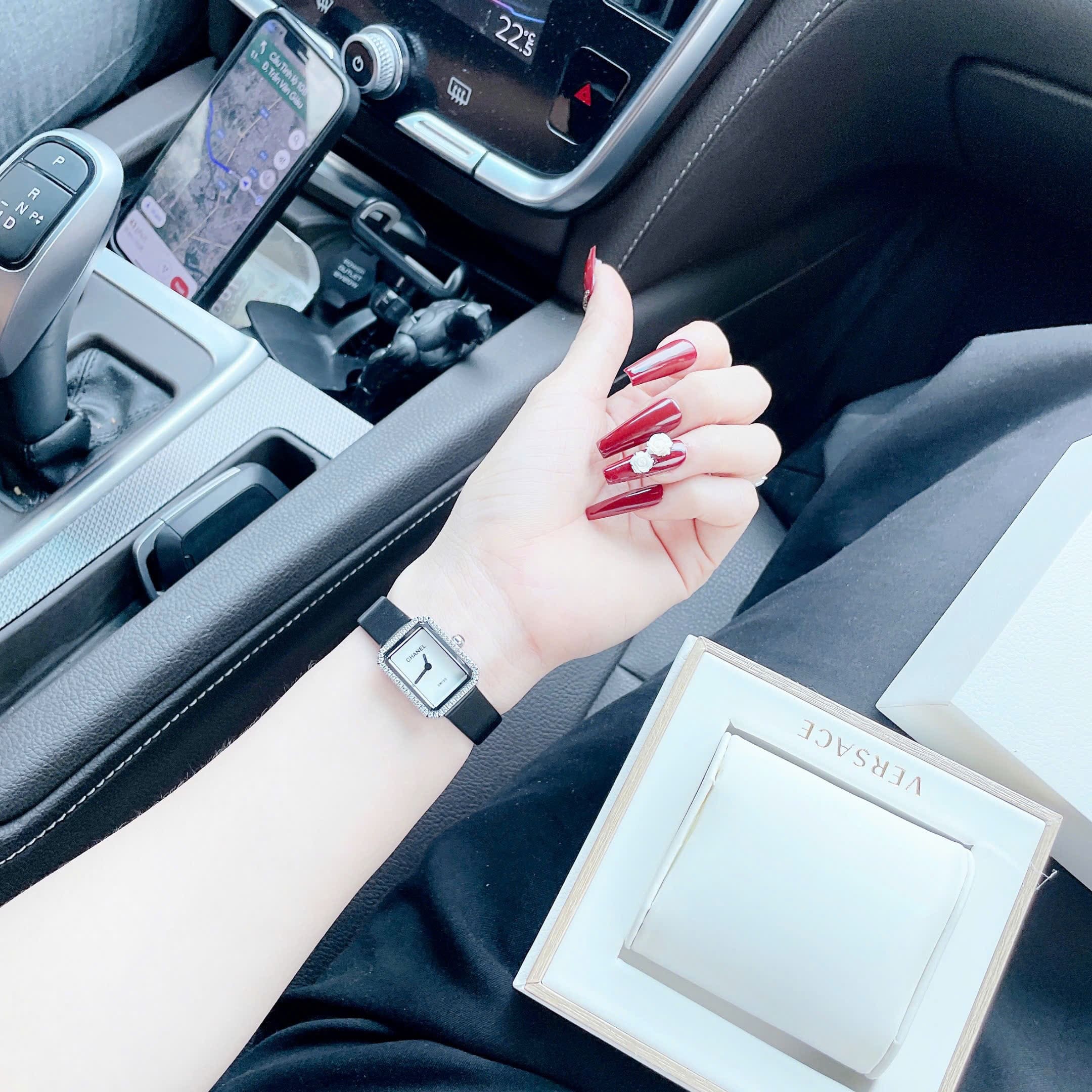 Đồng Hồ Chanel Premiere |Nữ Giới |Mặt Trắng |Đính Đá |Dây Da Đen |Máy Pin (Quartz) |Size 20x26mm |donghogiatot.vn