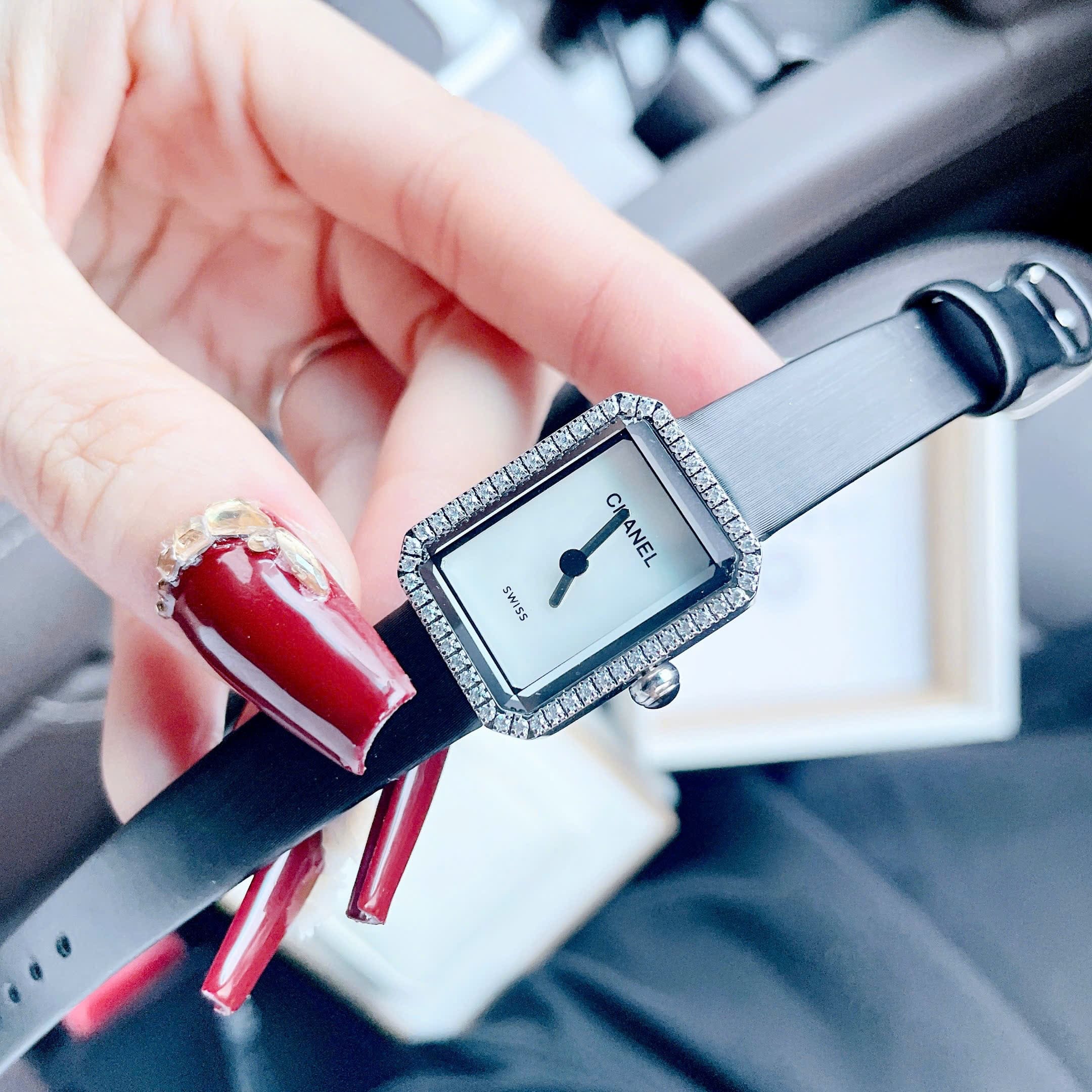 Đồng Hồ Chanel Premiere |Nữ Giới |Mặt Trắng |Đính Đá |Dây Da Đen |Máy Pin (Quartz) |Size 20x26mm |donghogiatot.vn