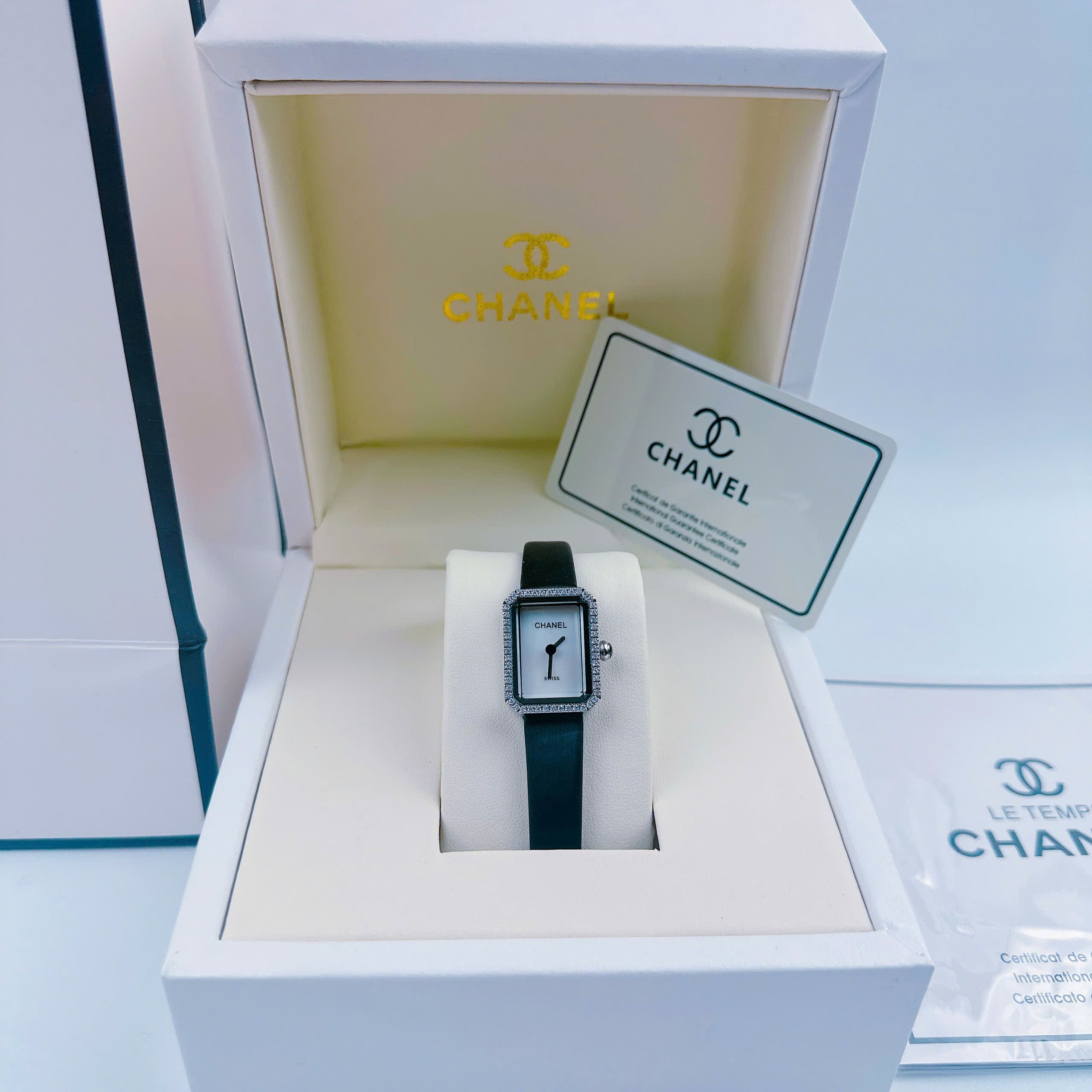 Đồng Hồ Chanel Premiere |Nữ Giới |Mặt Trắng |Đính Đá |Dây Da Đen |Máy Pin (Quartz) |Size 20x26mm |donghogiatot.vn