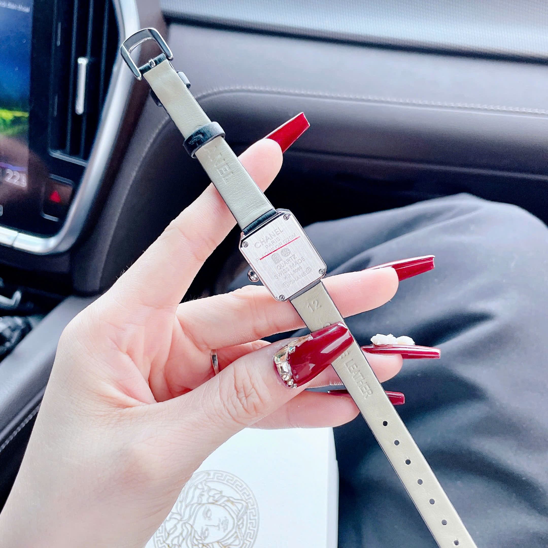 Đồng Hồ Chanel Premiere |Nữ Giới |Mặt Trắng |Đính Đá |Dây Da Đen |Máy Pin (Quartz) |Size 20x26mm |donghogiatot.vn