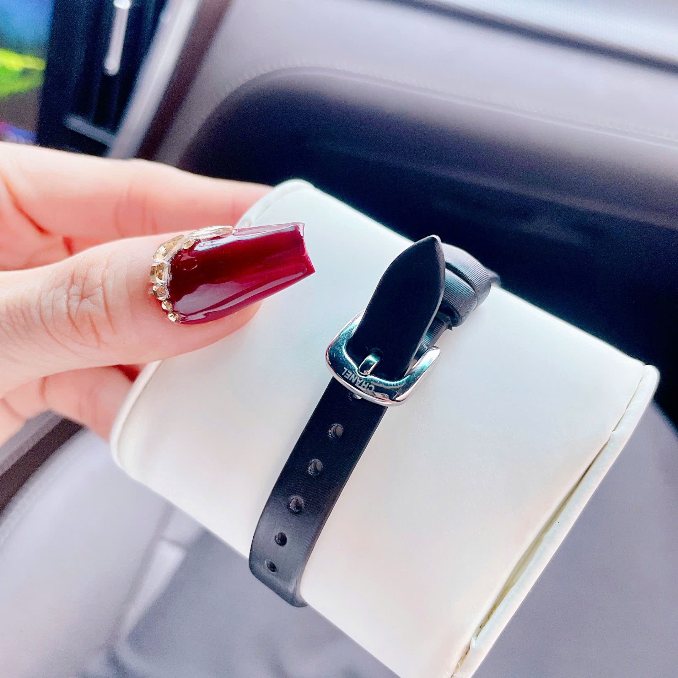 Đồng Hồ Chanel Premiere |Nữ Giới |Mặt Trắng |Đính Đá |Dây Da Đen |Máy Pin (Quartz) |Size 20x26mm |donghogiatot.vn