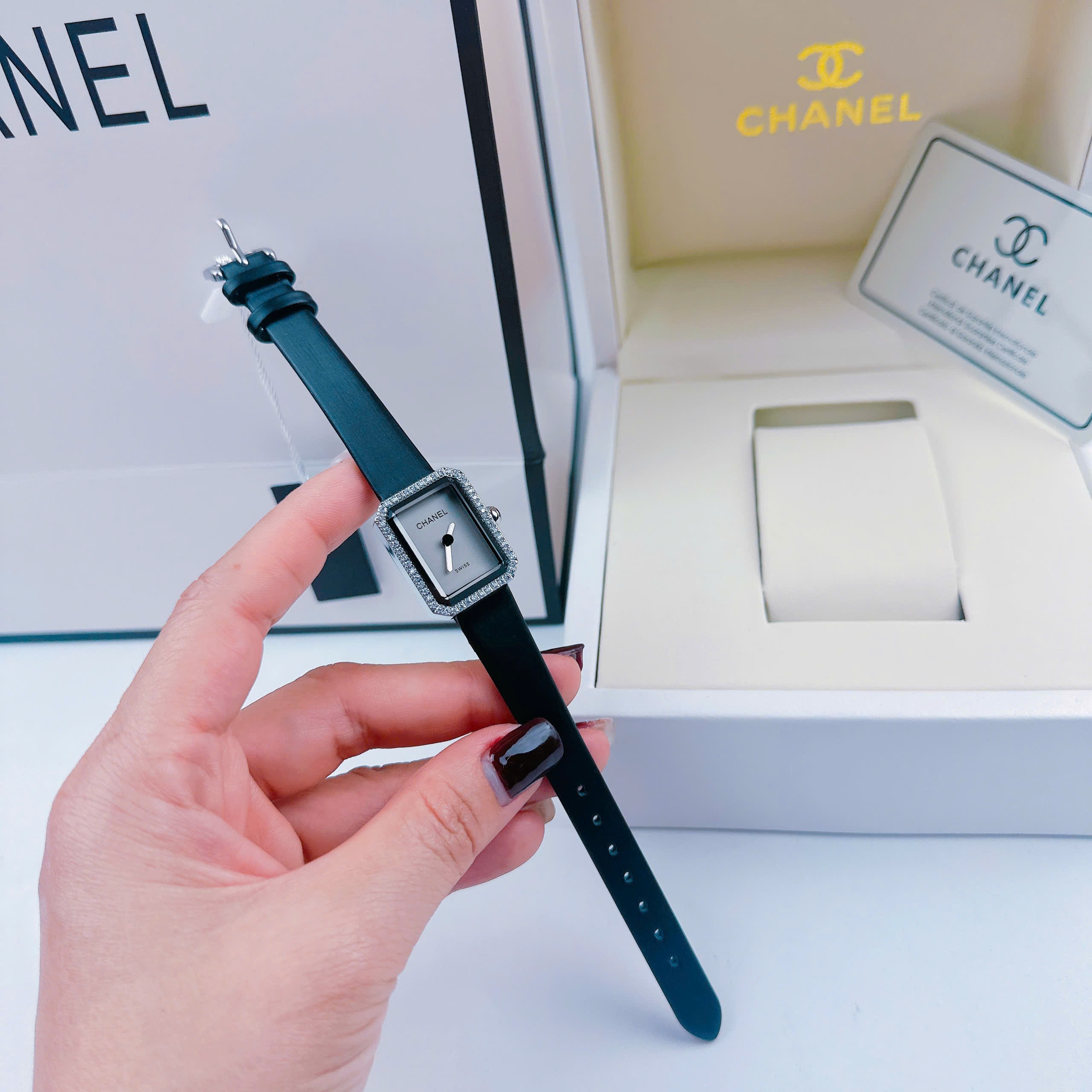 Đồng Hồ Chanel Premiere |Nữ Giới |Mặt Xám |Đính Đá |Dây Da Đen |Máy Pin (Quartz) |Size 20x26mm |donghogiatot.vn