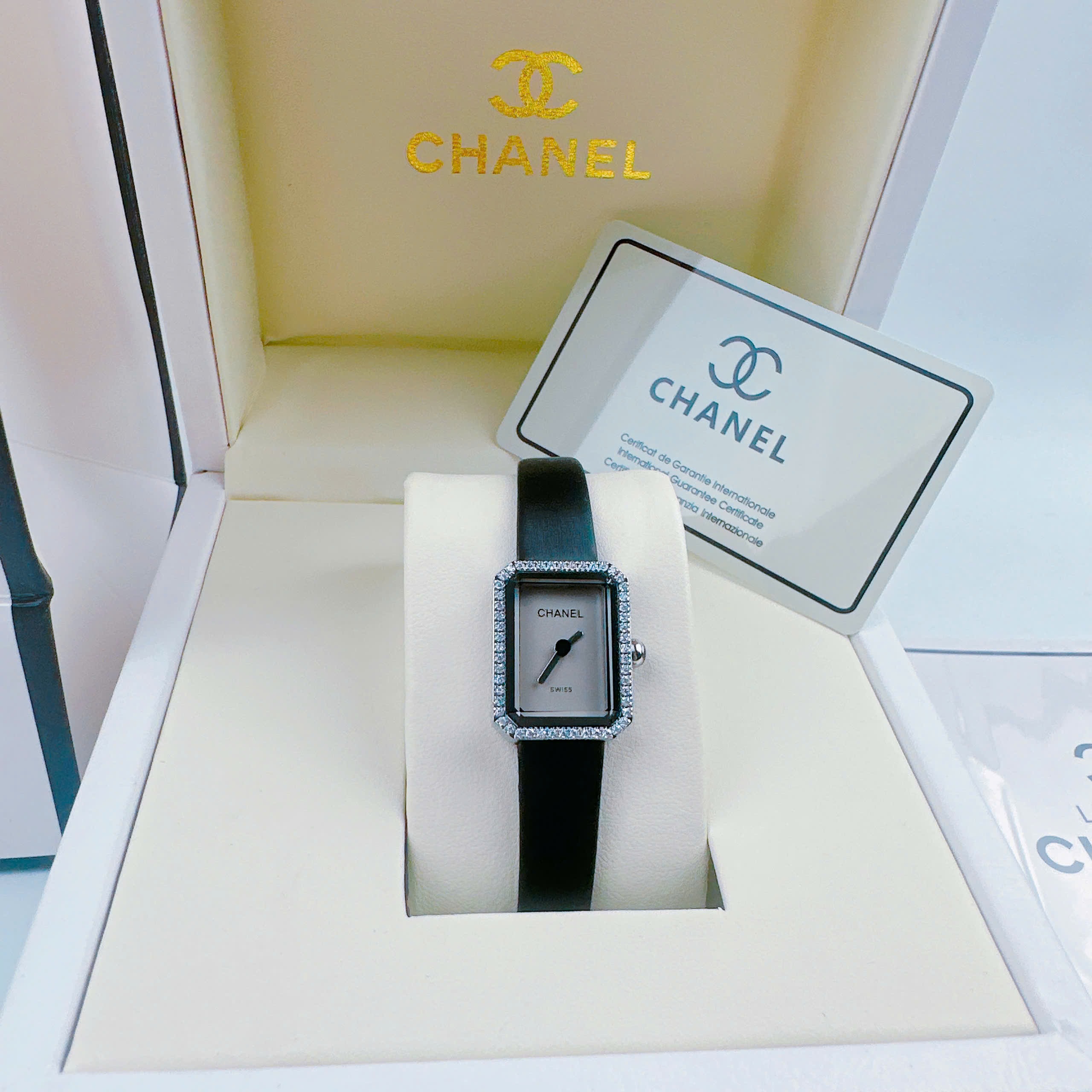 Đồng Hồ Chanel Premiere |Nữ Giới |Mặt Xám |Đính Đá |Dây Da Đen |Máy Pin (Quartz) |Size 20x26mm |donghogiatot.vn