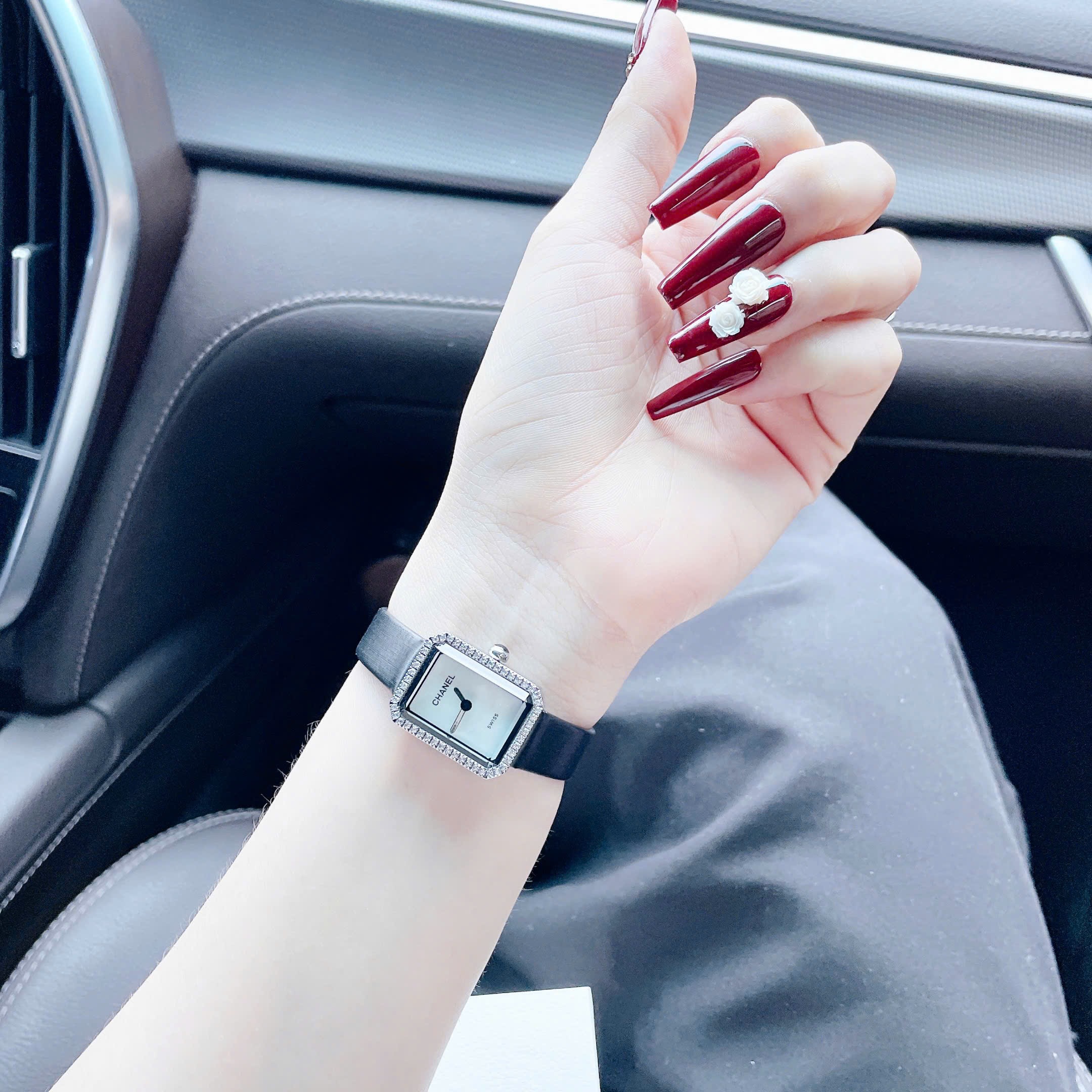 Đồng Hồ Chanel Premiere |Nữ Giới |Mặt Xám |Đính Đá |Dây Da Đen |Máy Pin (Quartz) |Size 20x26mm |donghogiatot.vn