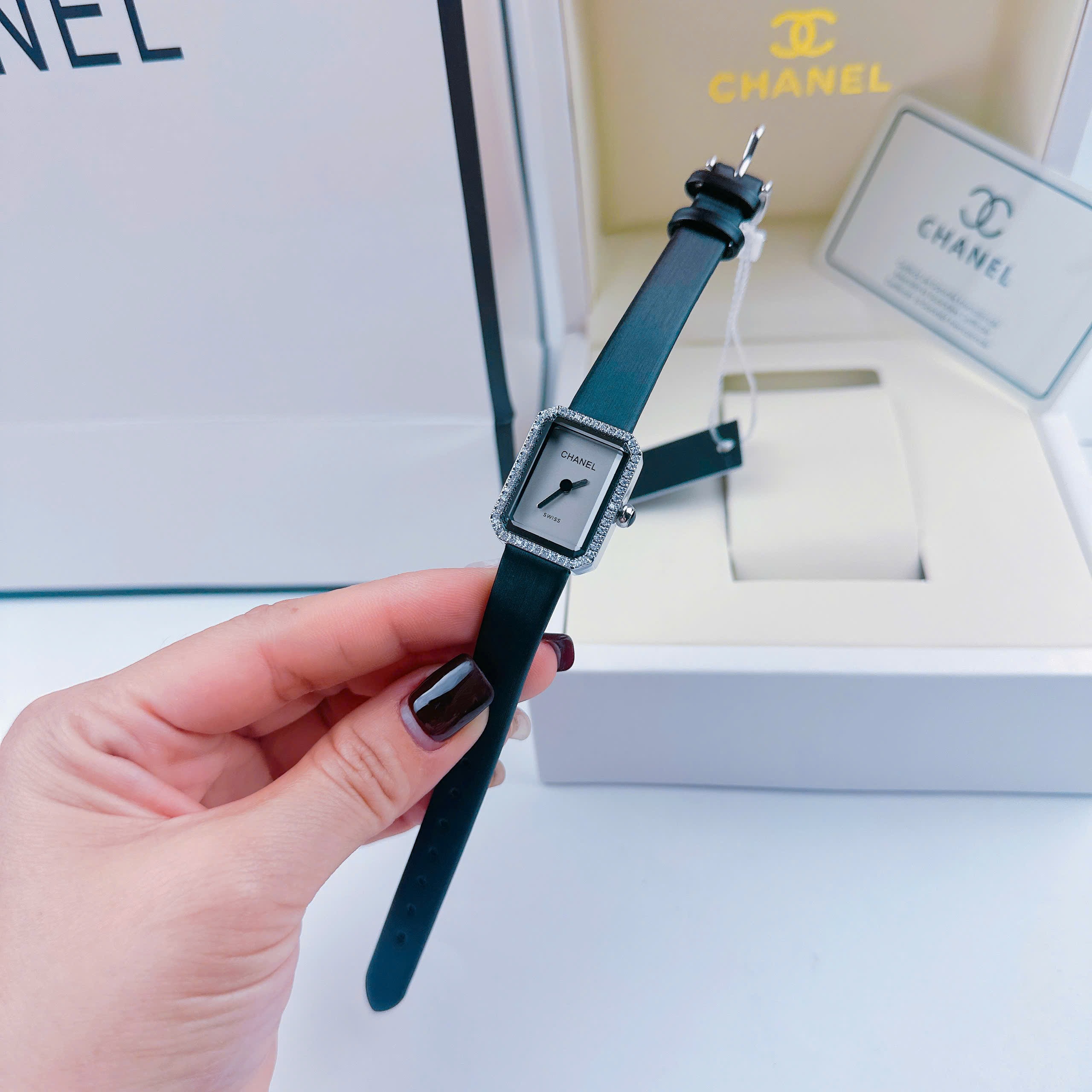 Đồng Hồ Chanel Premiere |Nữ Giới |Mặt Xám |Đính Đá |Dây Da Đen |Máy Pin (Quartz) |Size 20x26mm |donghogiatot.vn