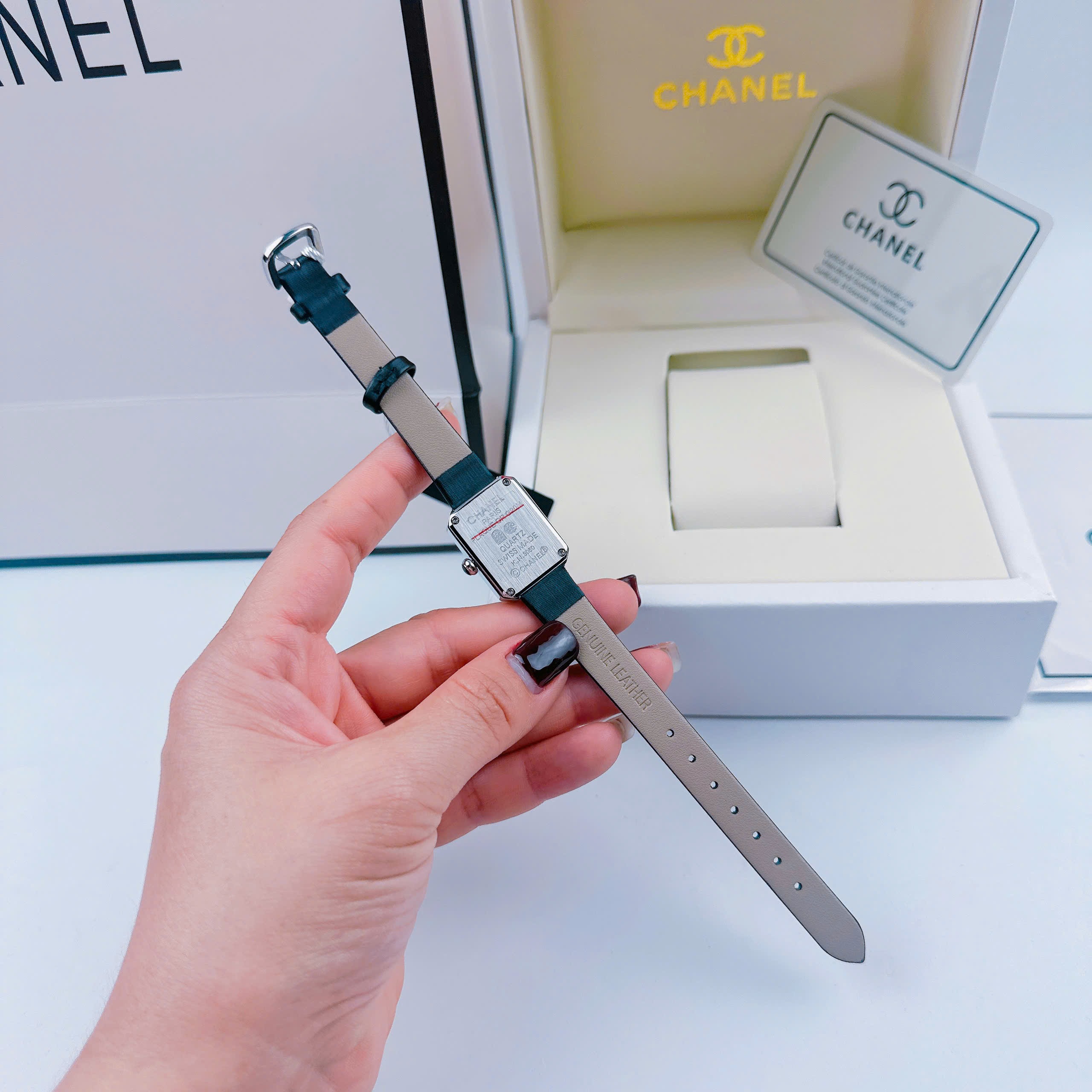 Đồng Hồ Chanel Premiere |Nữ Giới |Mặt Xám |Đính Đá |Dây Da Đen |Máy Pin (Quartz) |Size 20x26mm |donghogiatot.vn