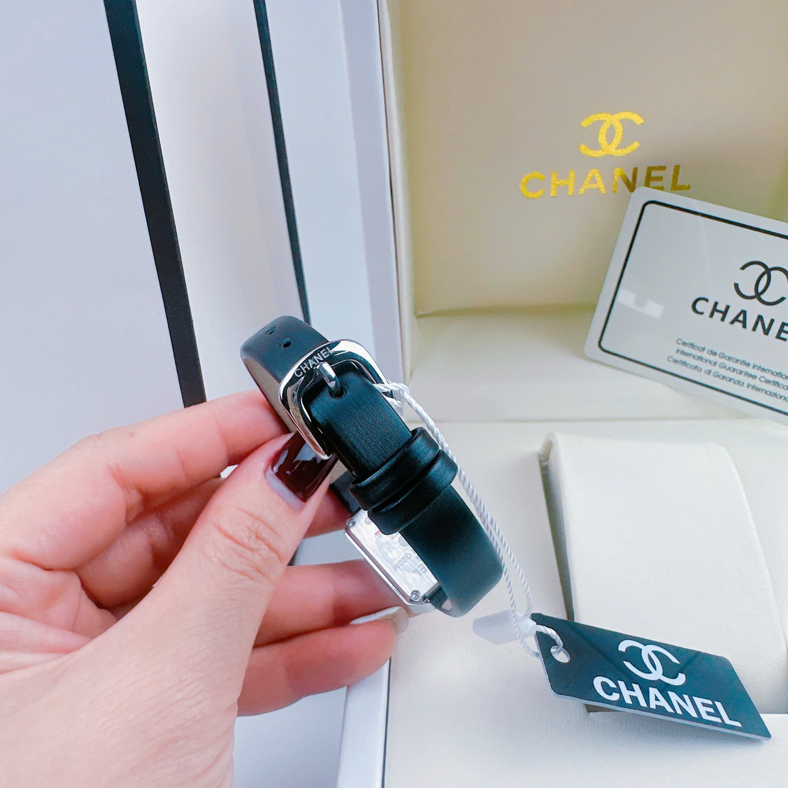 Đồng Hồ Chanel Premiere |Nữ Giới |Mặt Xám |Đính Đá |Dây Da Đen |Máy Pin (Quartz) |Size 20x26mm |donghogiatot.vn