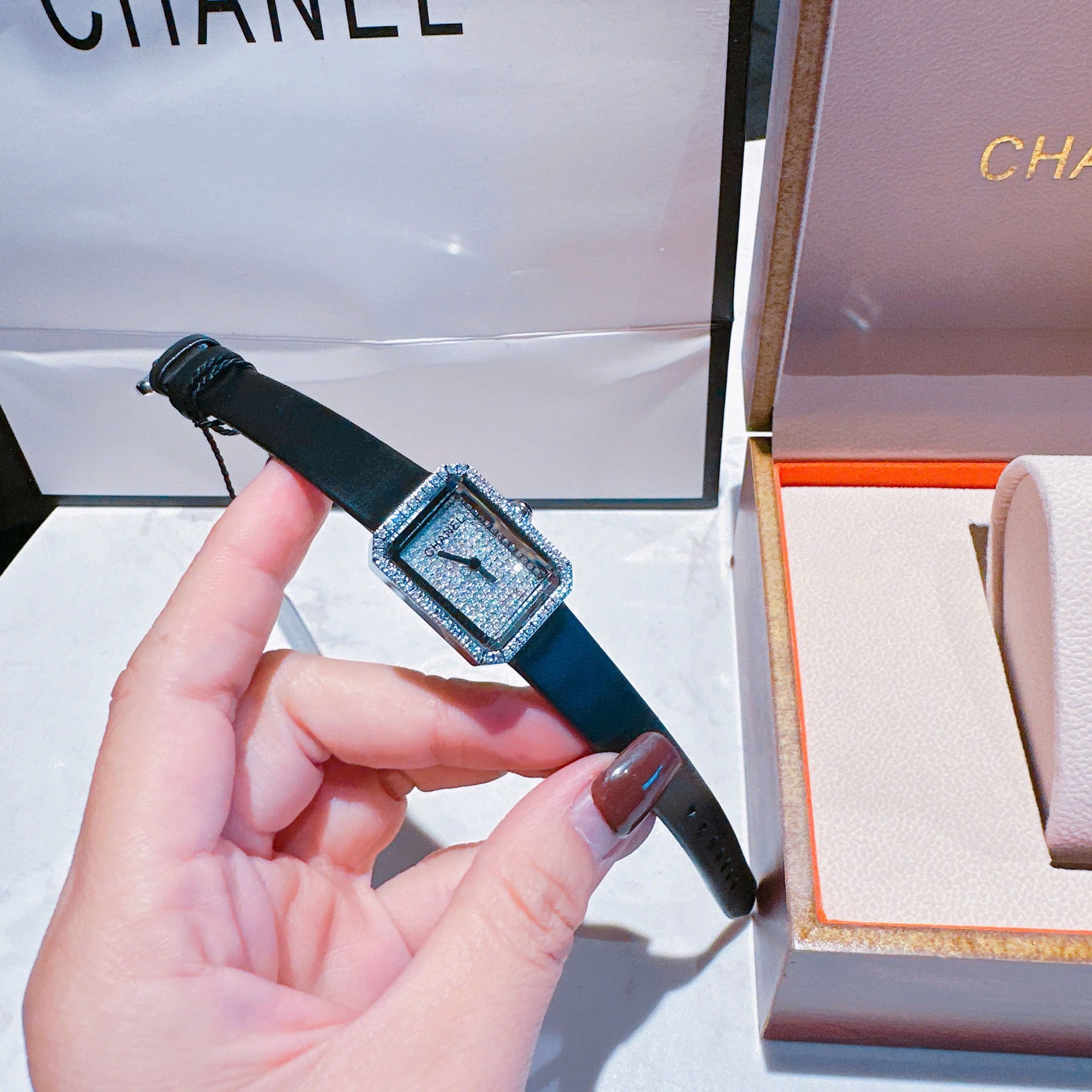 Đồng Hồ Chanel Premiere |Nữ Giới |Full Đá |Silver |Dây Da Đen |Máy Pin (Quartz) |Size 20x26mm |donghogiatot.vn