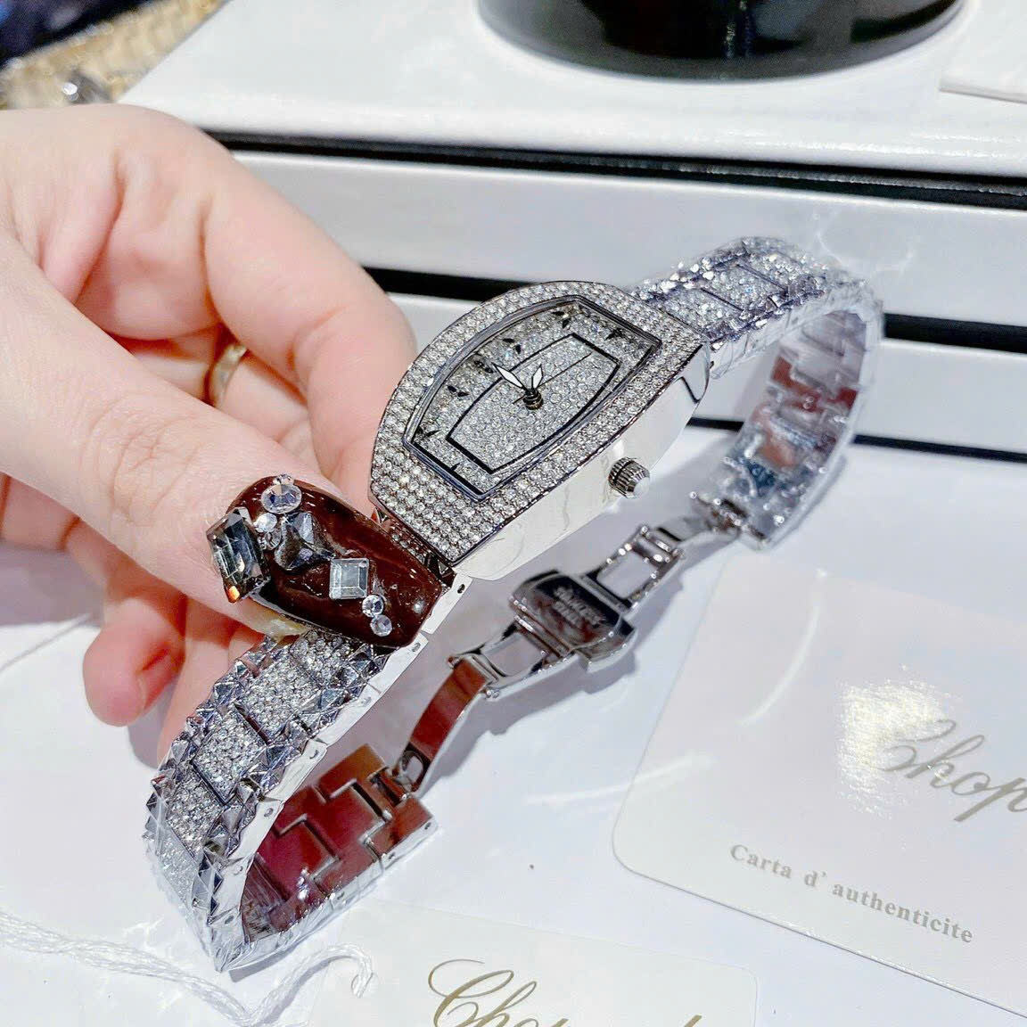 Đồng Hồ Chopard Geneve |Nữ Giới |Mặt Oval |Full Đá |Dây Kim Loại Silver |Máy Pin (Quartz) |Size 20x35mm |donghogiatot.vn