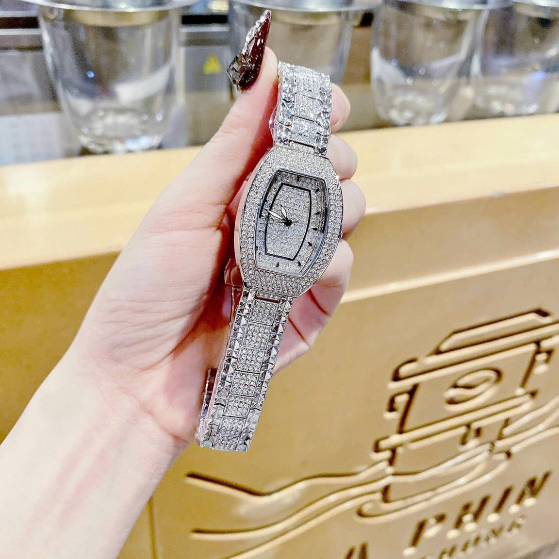 Đồng Hồ Chopard Geneve |Nữ Giới |Mặt Oval |Full Đá |Dây Kim Loại Silver |Máy Pin (Quartz) |Size 20x35mm |donghogiatot.vn