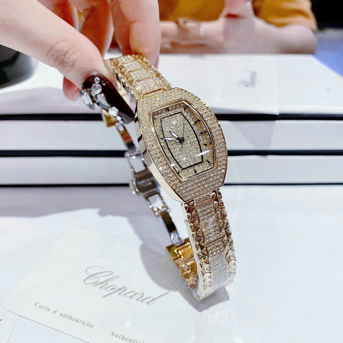 Đồng Hồ Chopard Geneve |Nữ Giới |Mặt Oval |Full Đá |Dây Vàng Gold |Máy Pin (Quartz) |Size 20x35mm |donghogiatot.vn
