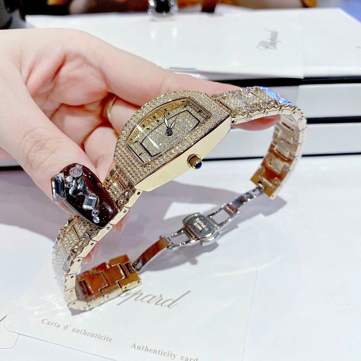 Đồng Hồ Chopard Geneve |Nữ Giới |Mặt Oval |Full Đá |Dây Vàng Gold |Máy Pin (Quartz) |Size 20x35mm |donghogiatot.vn