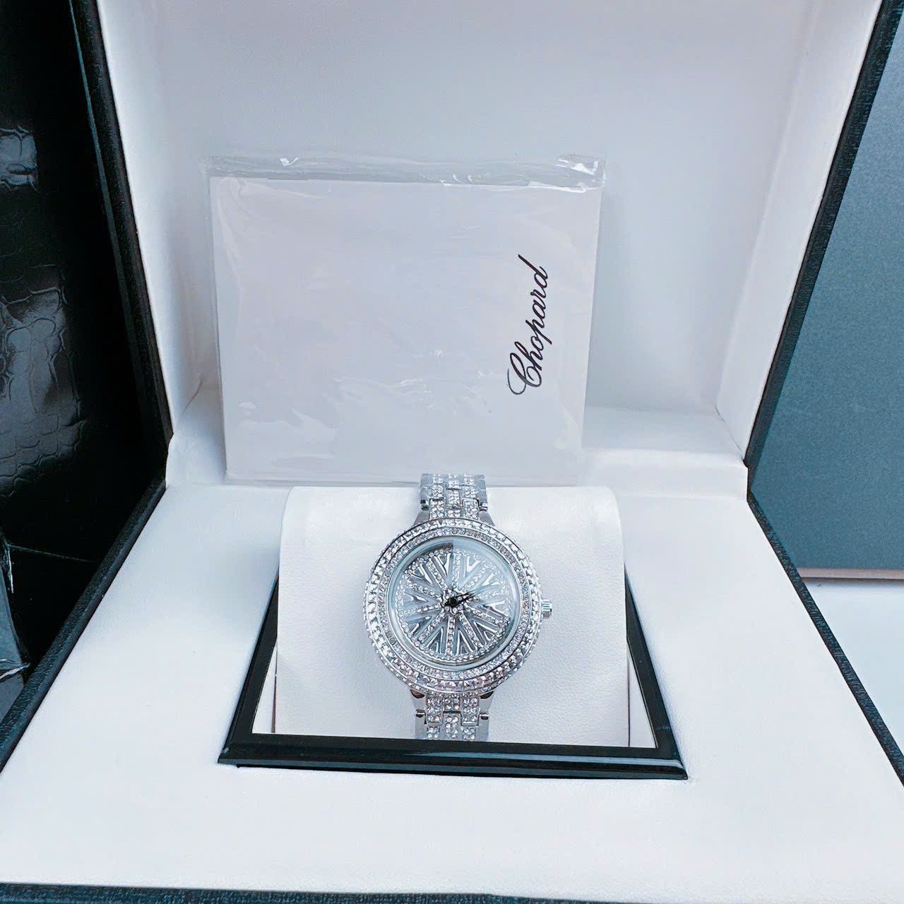 Đồng Hồ Chopard Geneve |Nữ Giới |Mặt Xoay |Đính Đá |Dây Kim Loại Silver |Máy Pin (Quartz) |Size 38mm |donghogiatot.vn