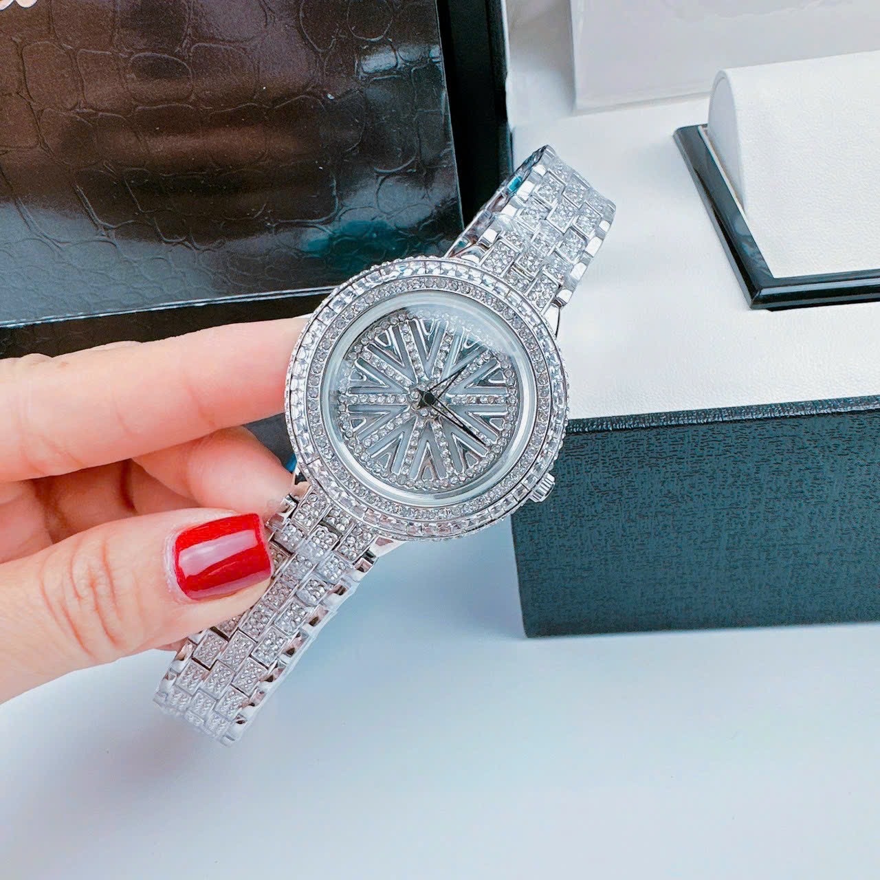 Đồng Hồ Chopard Geneve |Nữ Giới |Mặt Xoay |Đính Đá |Dây Kim Loại Silver |Máy Pin (Quartz) |Size 38mm |donghogiatot.vn