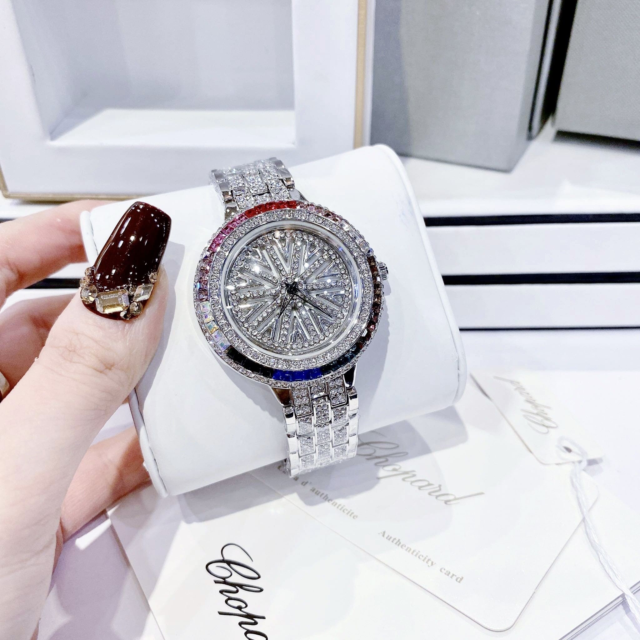 Đồng Hồ Chopard Mặt Tròn Xoay |Nữ Giới |Đính Đá Màu |Dây Kim Loại Silver |Máy Pin (Quartz) |Size 38mm |donghogiatot.vn