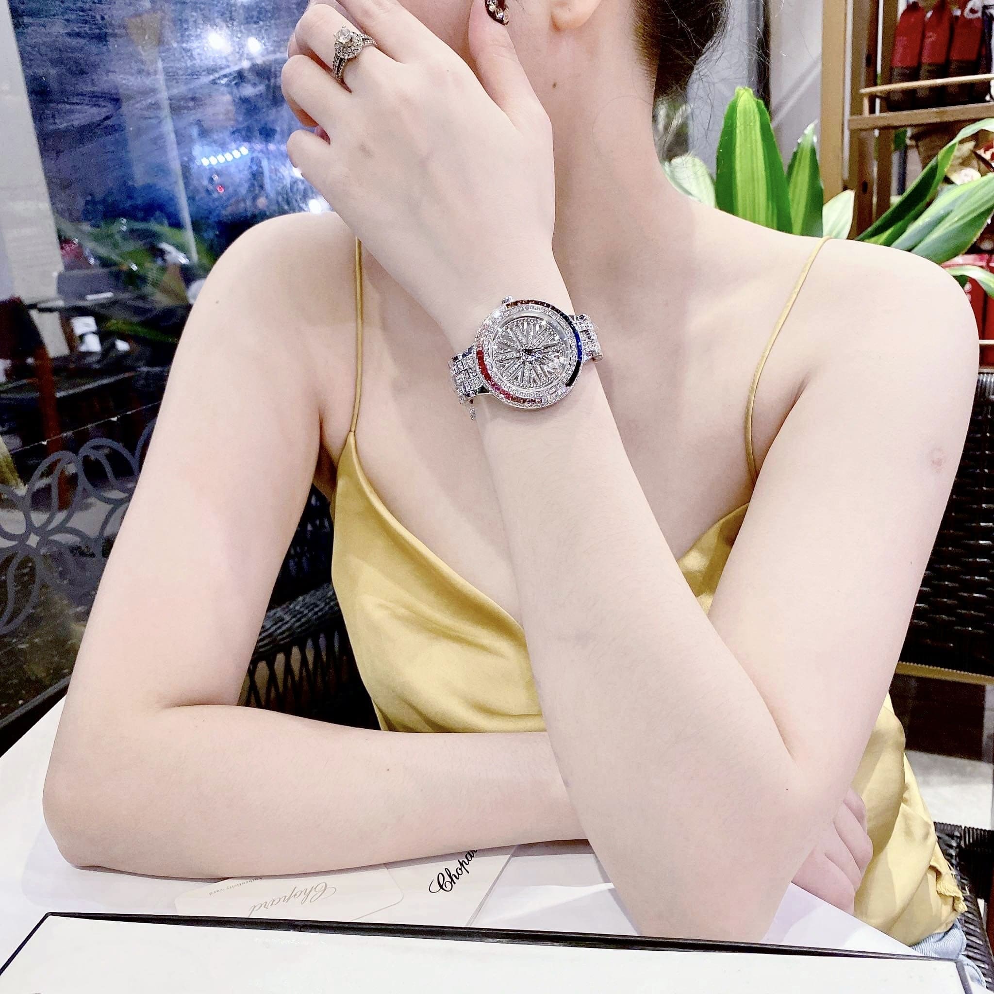 Đồng Hồ Chopard Mặt Tròn Xoay |Nữ Giới |Đính Đá Màu |Dây Kim Loại Silver |Máy Pin (Quartz) |Size 38mm |donghogiatot.vn