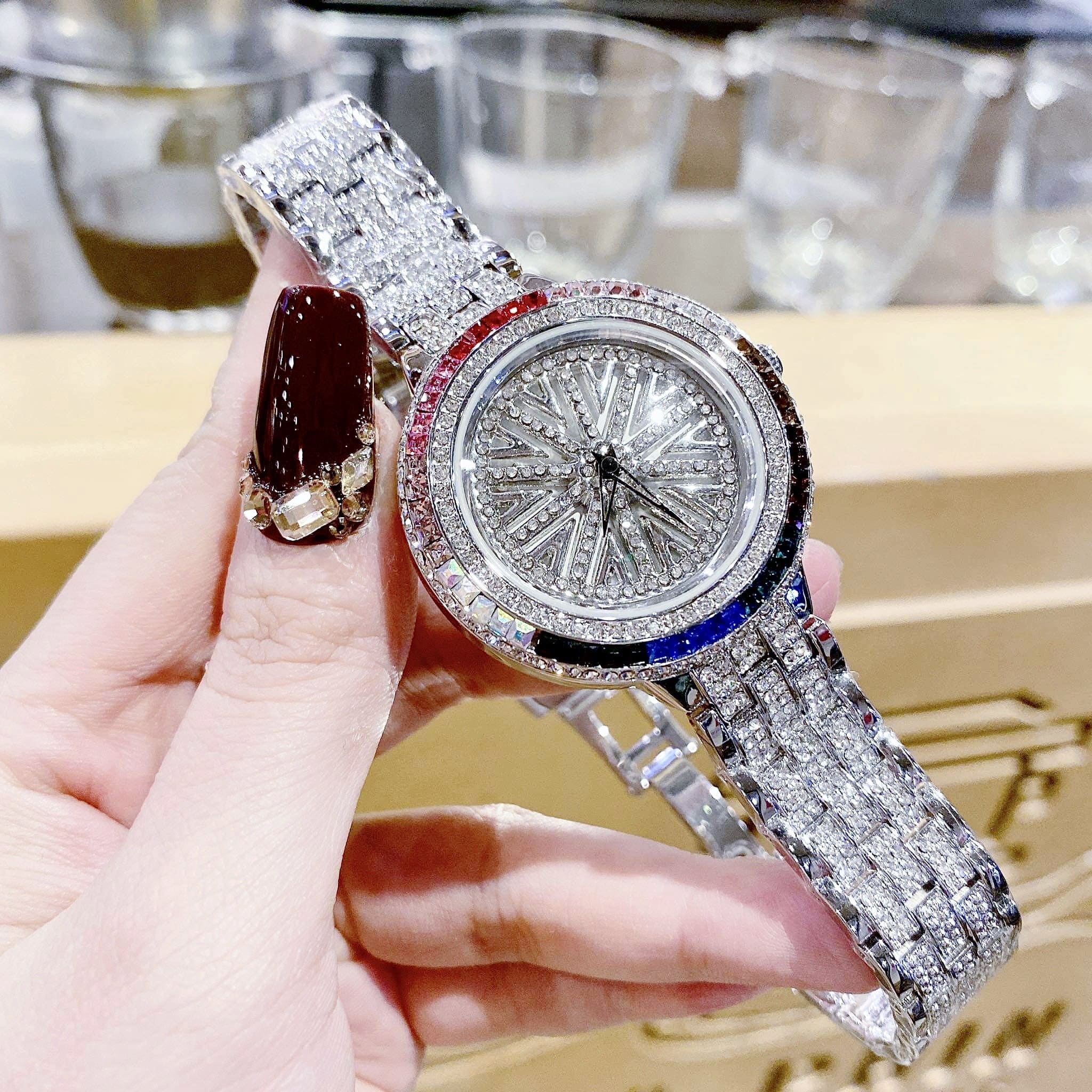 Đồng Hồ Chopard Mặt Tròn Xoay |Nữ Giới |Đính Đá Màu |Dây Kim Loại Silver |Máy Pin (Quartz) |Size 38mm |donghogiatot.vn