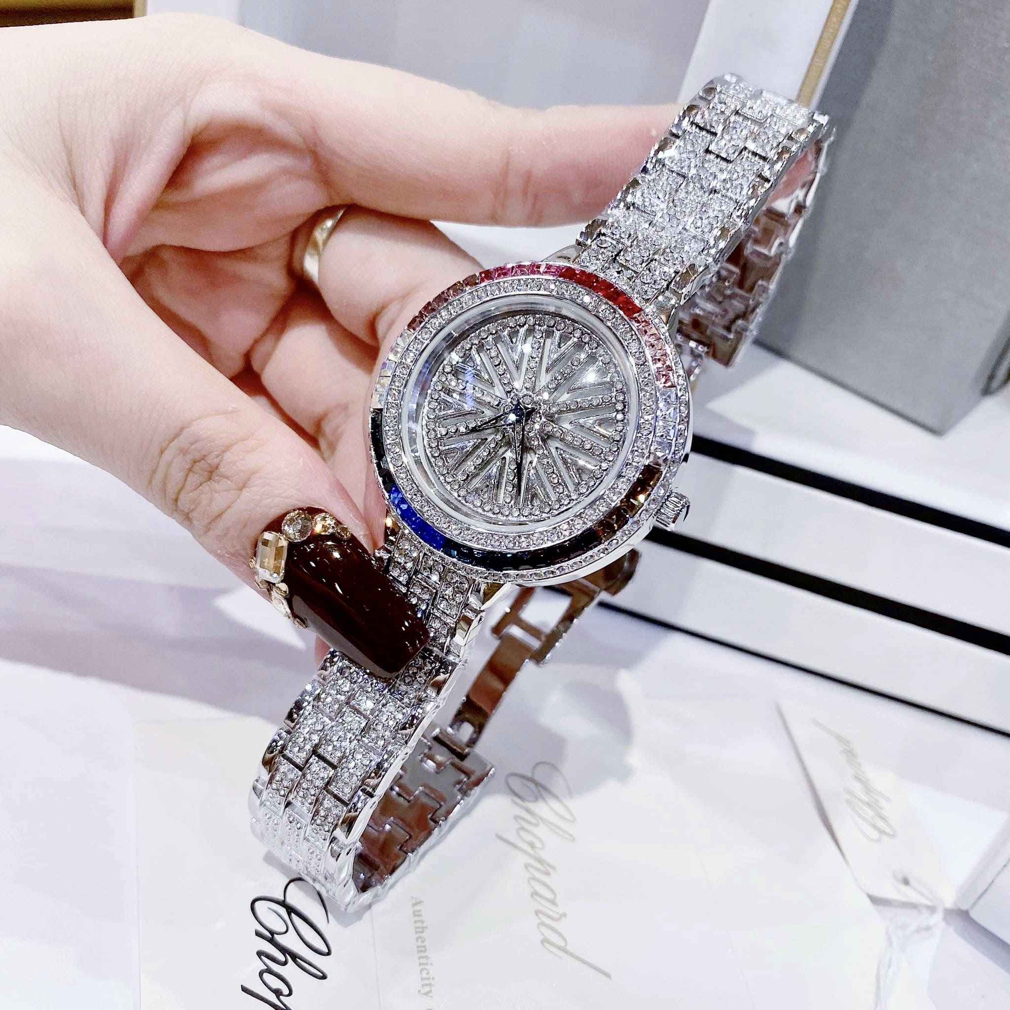 Đồng Hồ Chopard Mặt Tròn Xoay |Nữ Giới |Đính Đá Màu |Dây Kim Loại Silver |Máy Pin (Quartz) |Size 38mm |donghogiatot.vn