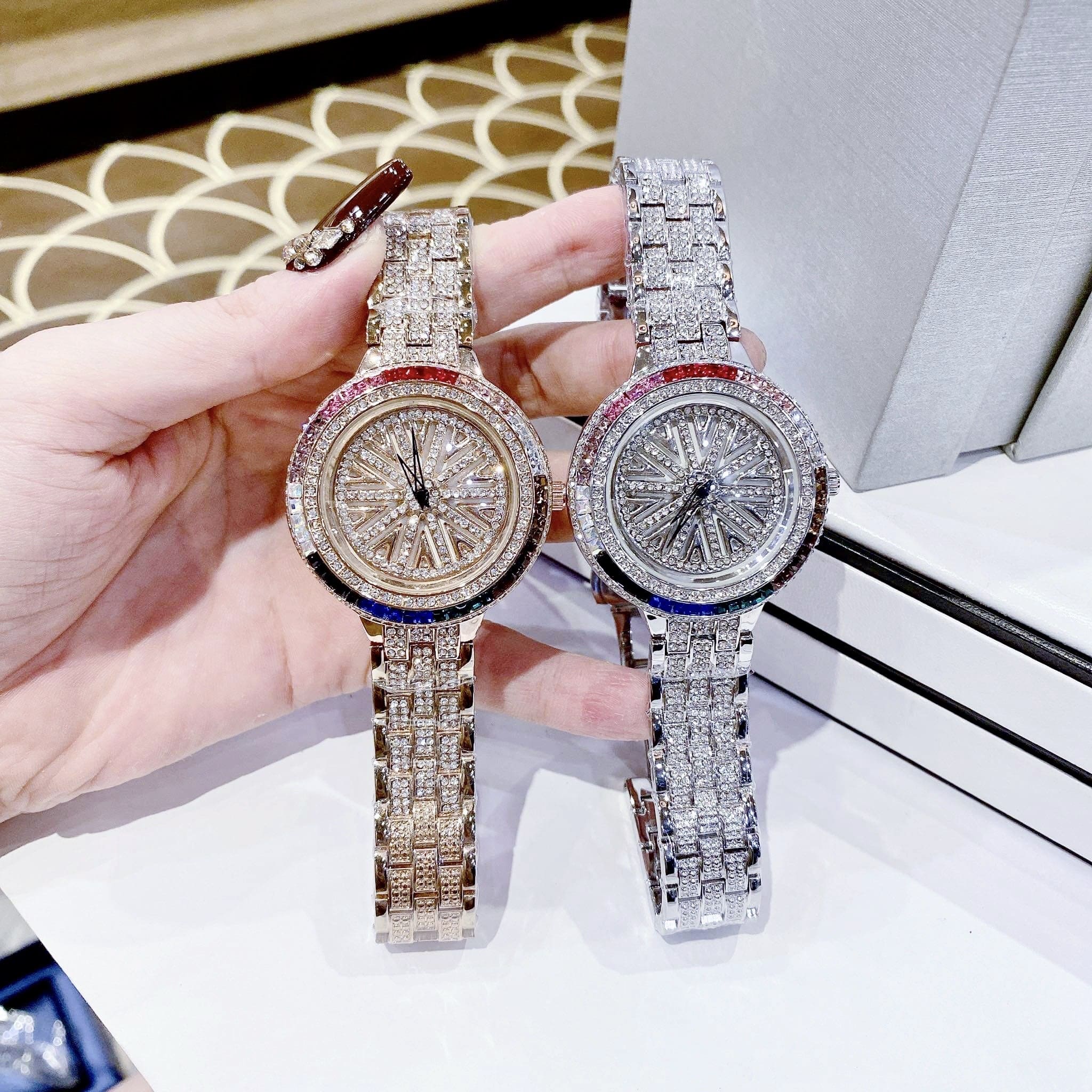 Đồng Hồ Chopard Mặt Tròn Xoay |Nữ Giới |Đính Đá Màu |Dây Kim Loại Silver |Máy Pin (Quartz) |Size 38mm |donghogiatot.vn