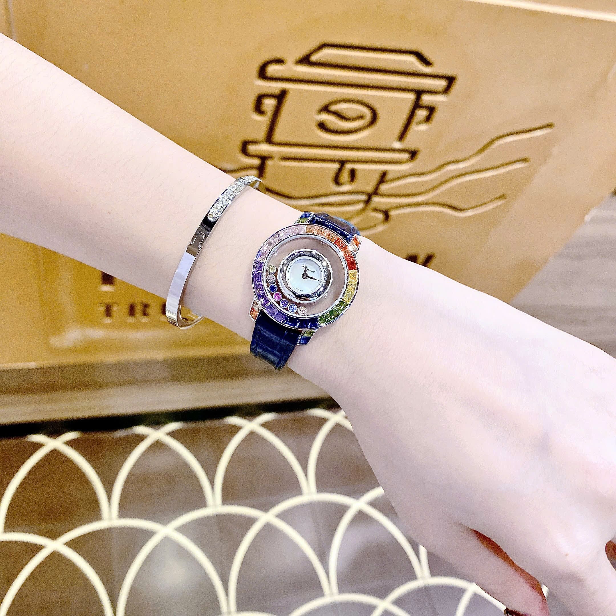 Đồng Hồ Chopard Happy Diamonds |Nữ Giới |Đính Đá Nhiều Màu |Dây Da Xanh |Máy Pin (Quartz) |Size 32mm |donghogiatot.vn