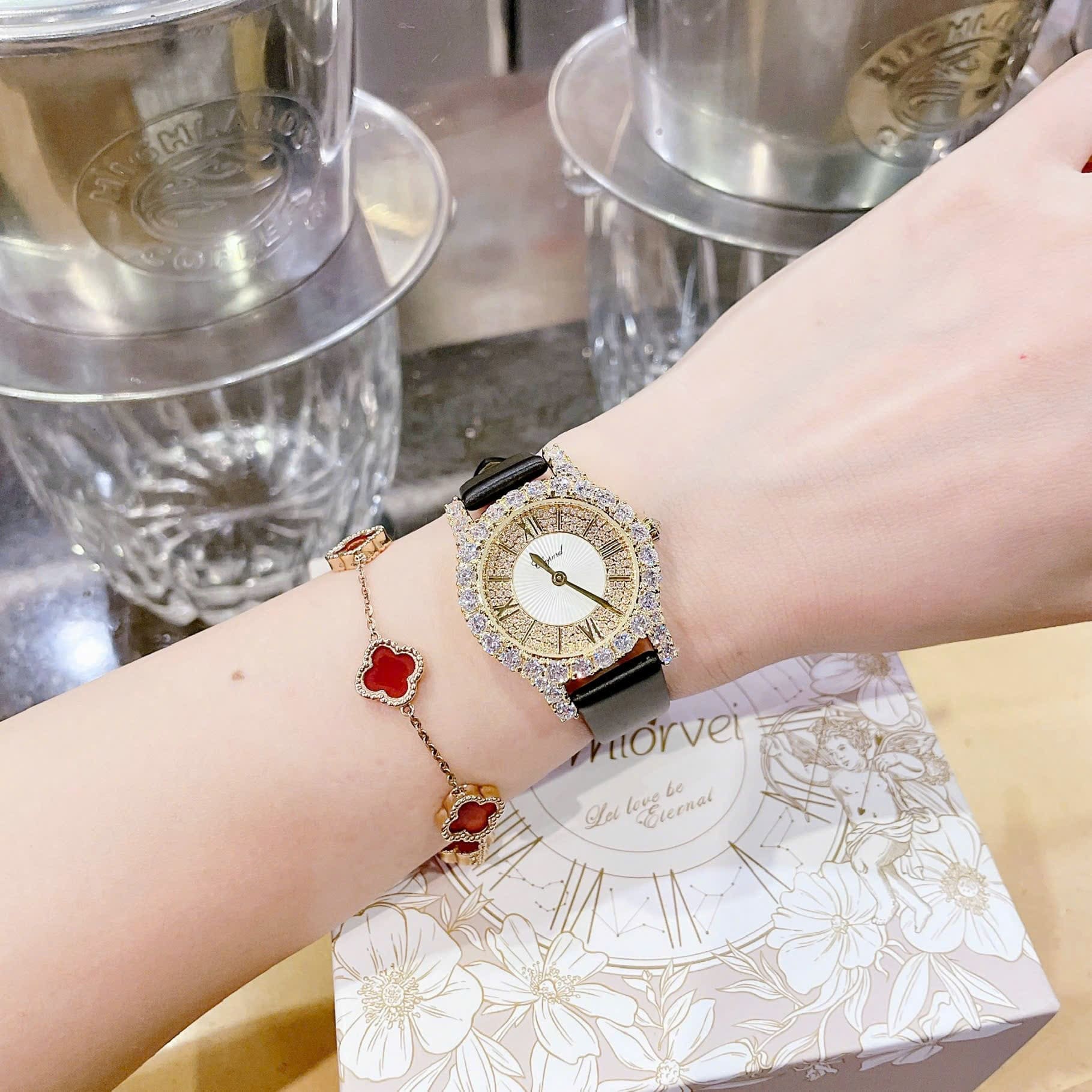 Đồng Hồ Chopard Heure |Nữ Giới |Đính Đá Vàng Gold |Dây Da Lụa Đen |Máy Pin (Quartz) |Size 32mm |donghogiatot.vn