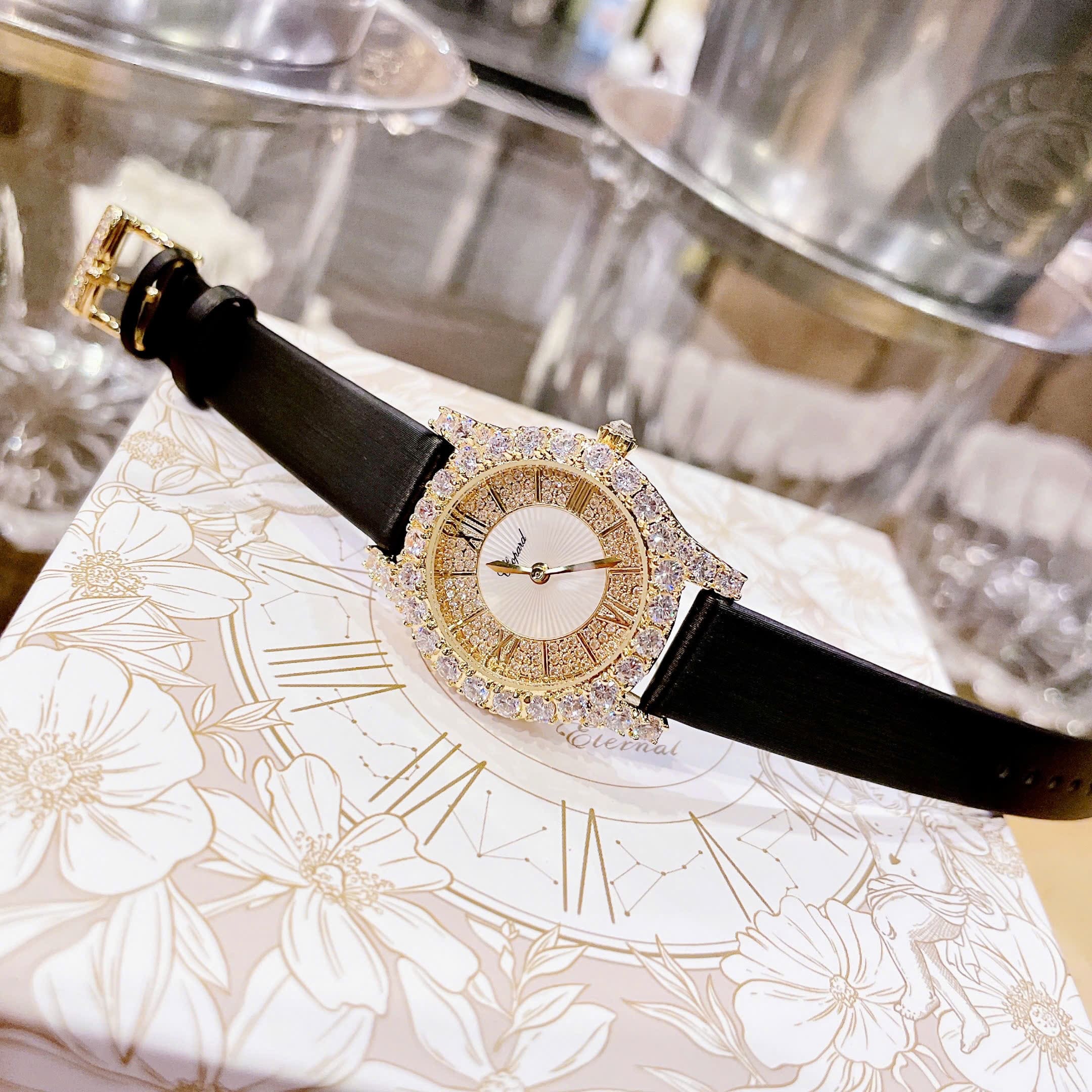 Đồng Hồ Chopard Heure |Nữ Giới |Đính Đá Vàng Gold |Dây Da Lụa Đen |Máy Pin (Quartz) |Size 32mm |donghogiatot.vn