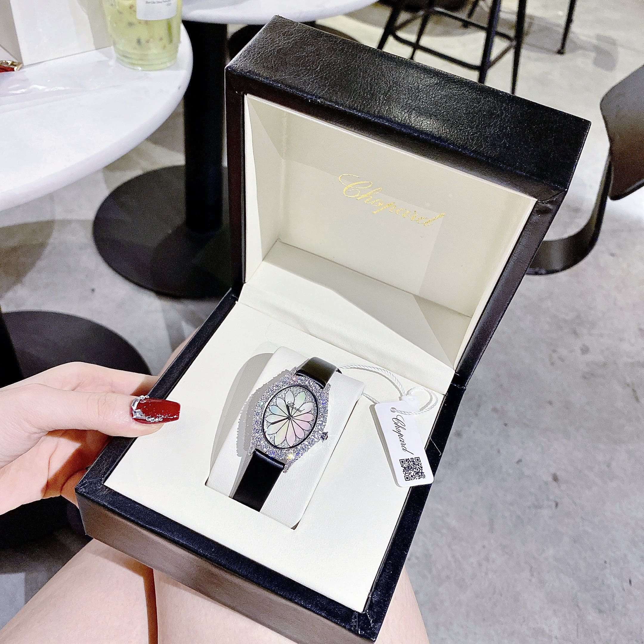 Đồng Hồ Chopard L'Heure Du Diamant |Nữ Giới |Đính Đá |Dây Da Đen |Máy Pin (Quartz) |Size 32mm |donghogiatot.vn