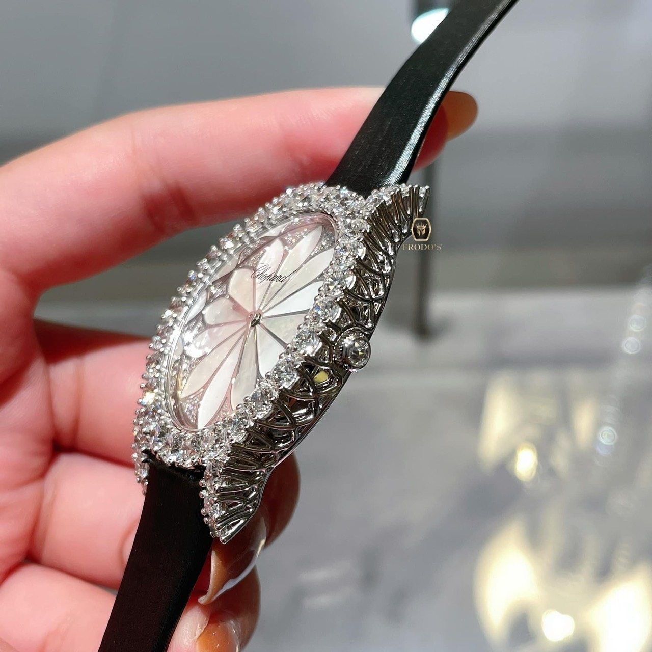 Đồng Hồ Chopard L'Heure Du Diamant |Nữ Giới |Đính Đá |Dây Da Đen |Máy Pin (Quartz) |Size 32mm |donghogiatot.vn
