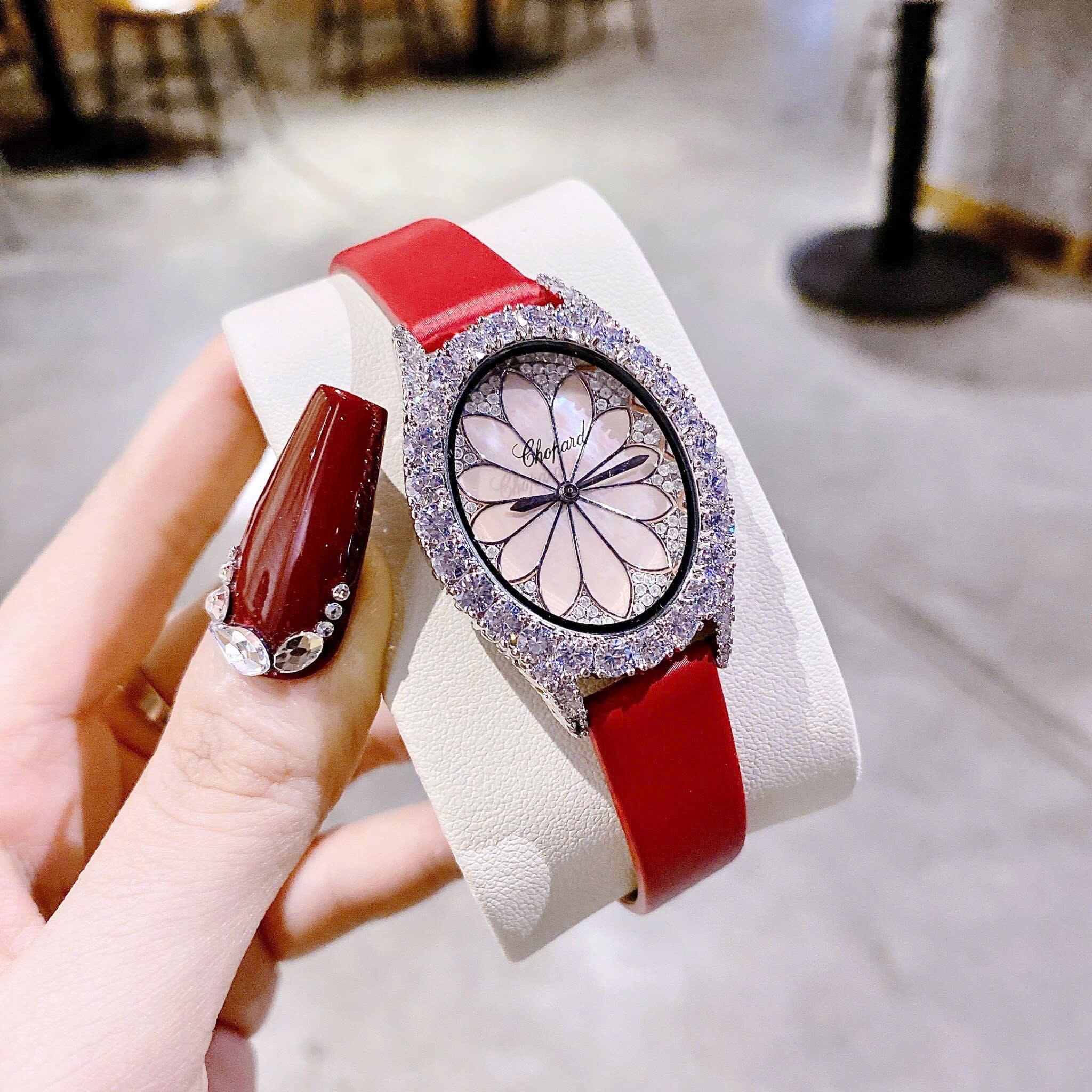 Đồng Hồ Chopard L'Heure Du Diamant |Nữ Giới |Đính Đá |Dây Da Đỏ |Máy Pin (Quartz) |Size 32mm |donghogiatot.vn