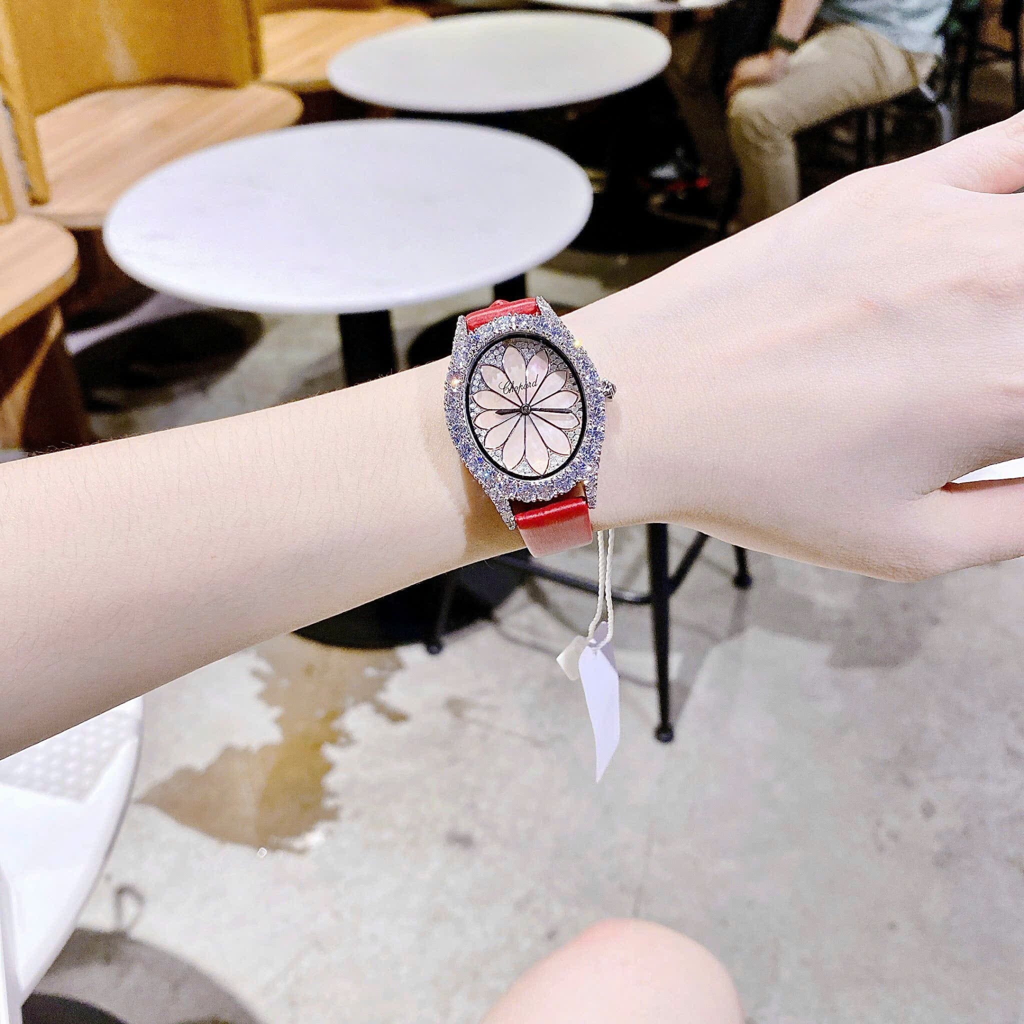 Đồng Hồ Chopard L'Heure Du Diamant |Nữ Giới |Đính Đá |Dây Da Đỏ |Máy Pin (Quartz) |Size 32mm |donghogiatot.vn