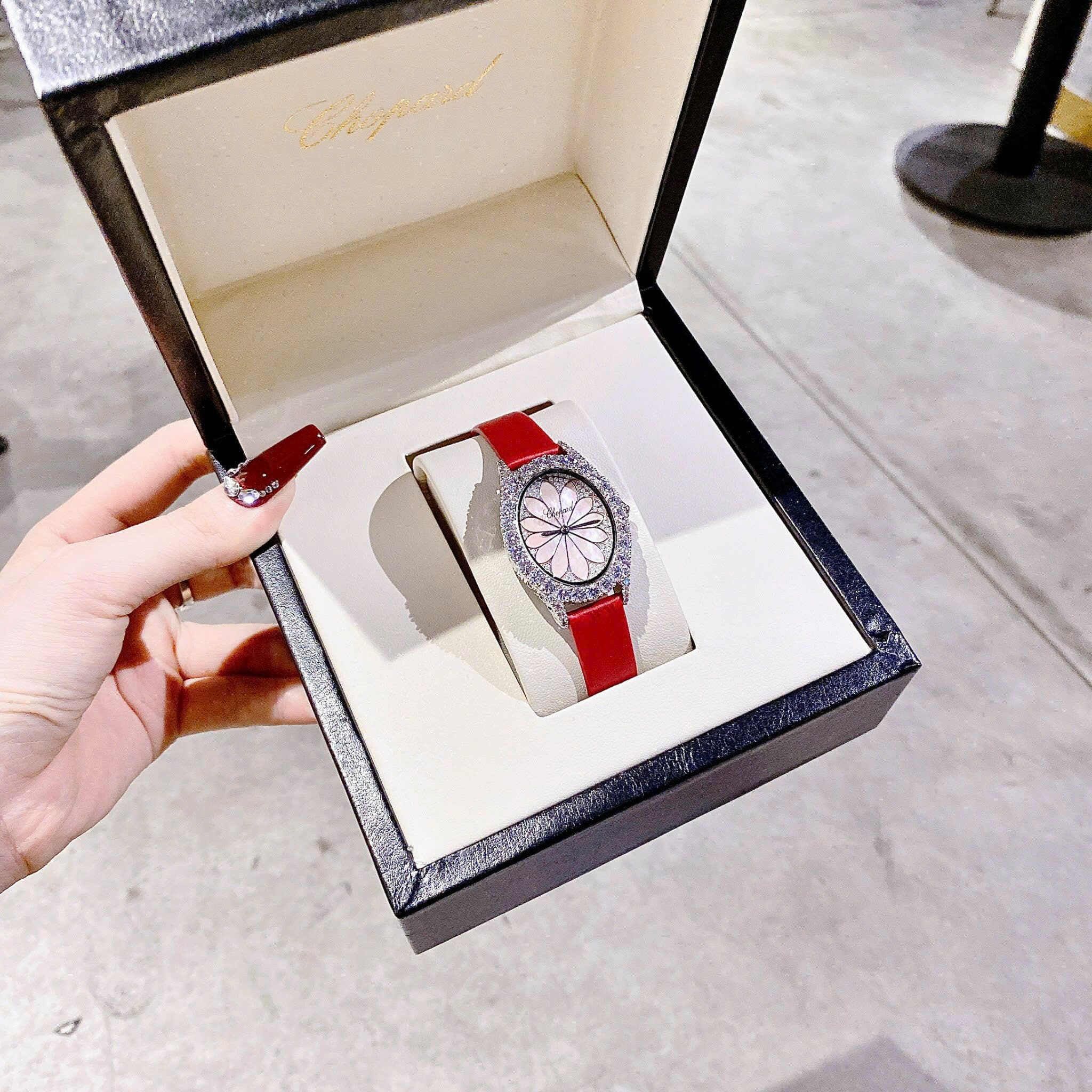 Đồng Hồ Chopard L'Heure Du Diamant |Nữ Giới |Đính Đá |Dây Da Đỏ |Máy Pin (Quartz) |Size 32mm |donghogiatot.vn