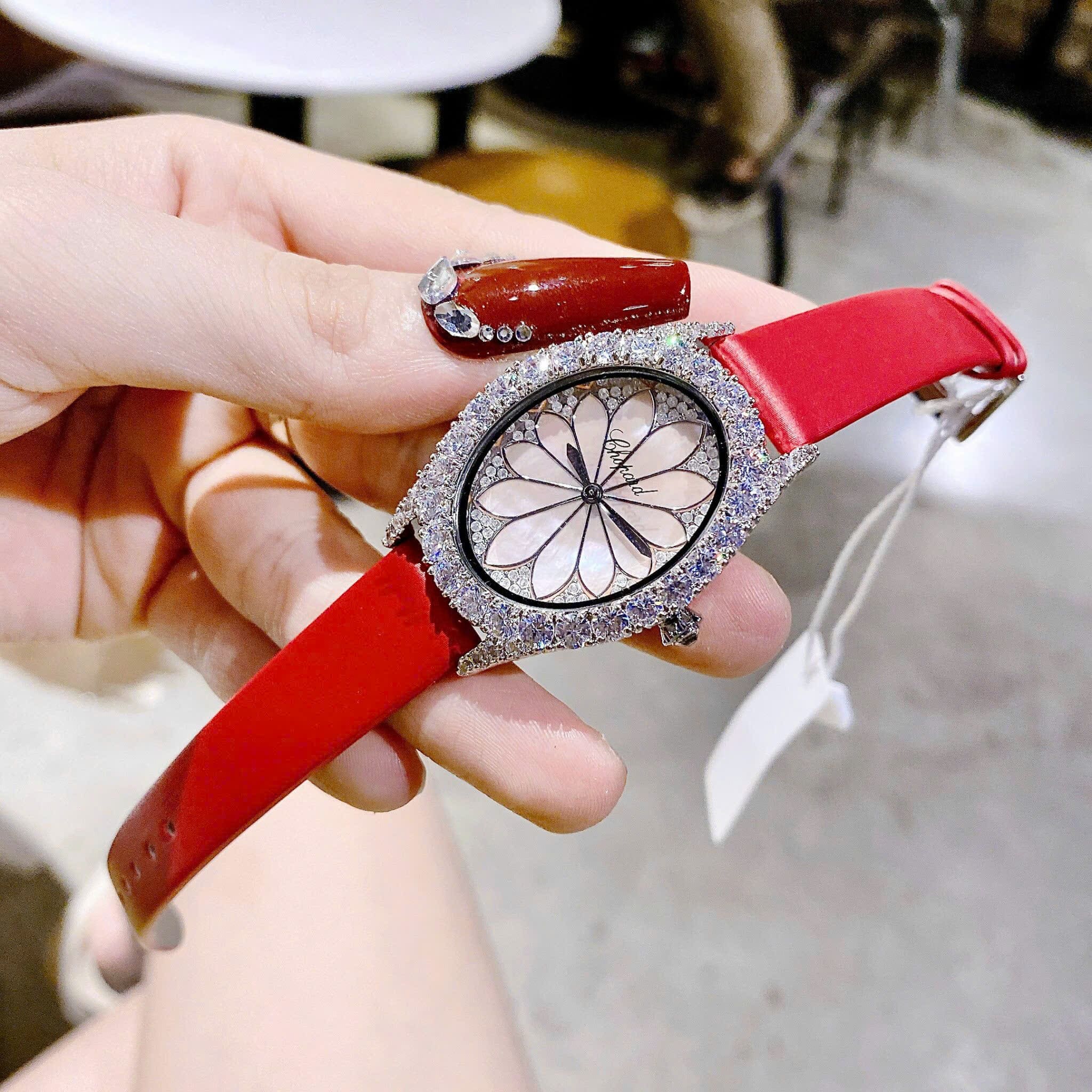 Đồng Hồ Chopard L'Heure Du Diamant |Nữ Giới |Đính Đá |Dây Da Đỏ |Máy Pin (Quartz) |Size 32mm |donghogiatot.vn