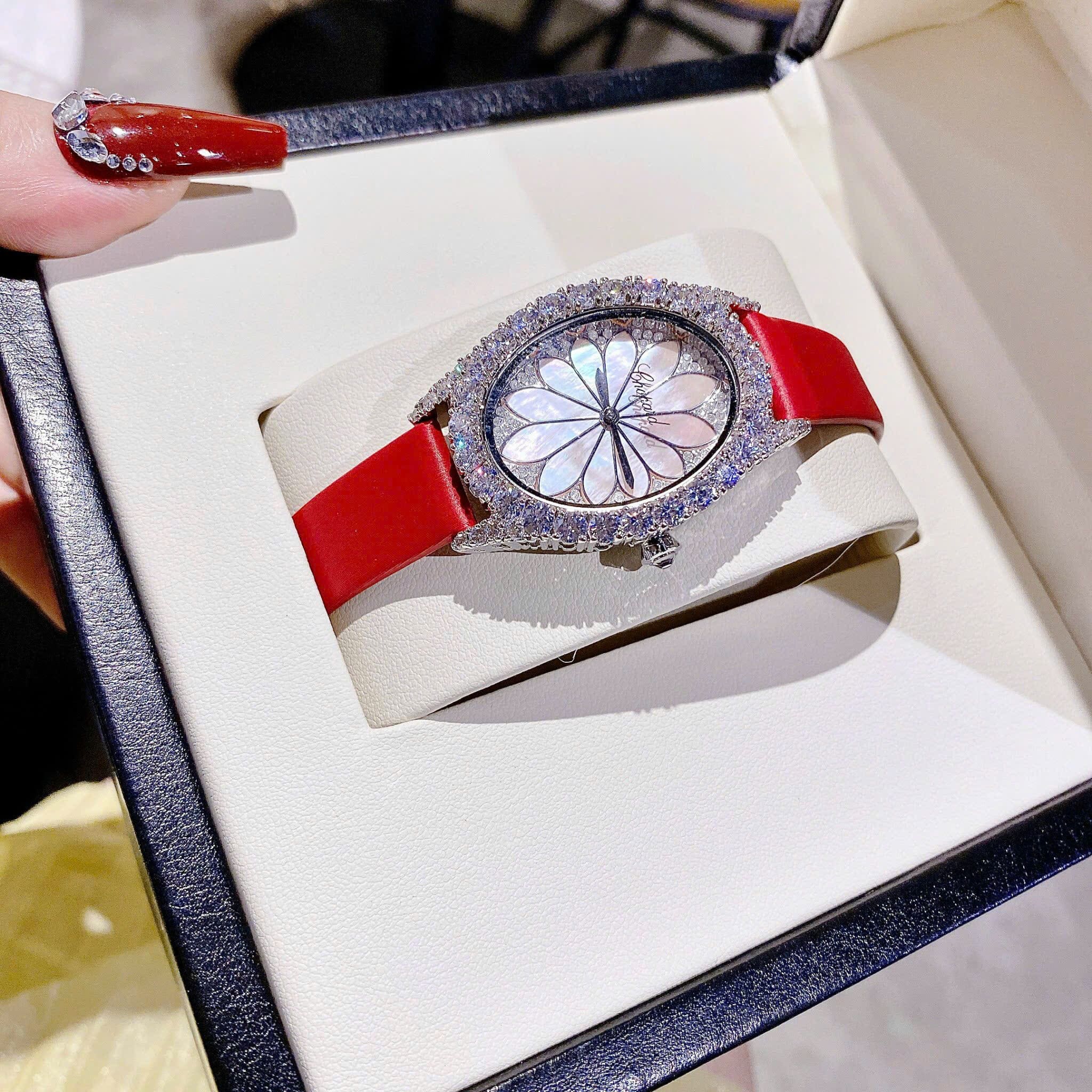 Đồng Hồ Chopard L'Heure Du Diamant |Nữ Giới |Đính Đá |Dây Da Đỏ |Máy Pin (Quartz) |Size 32mm |donghogiatot.vn