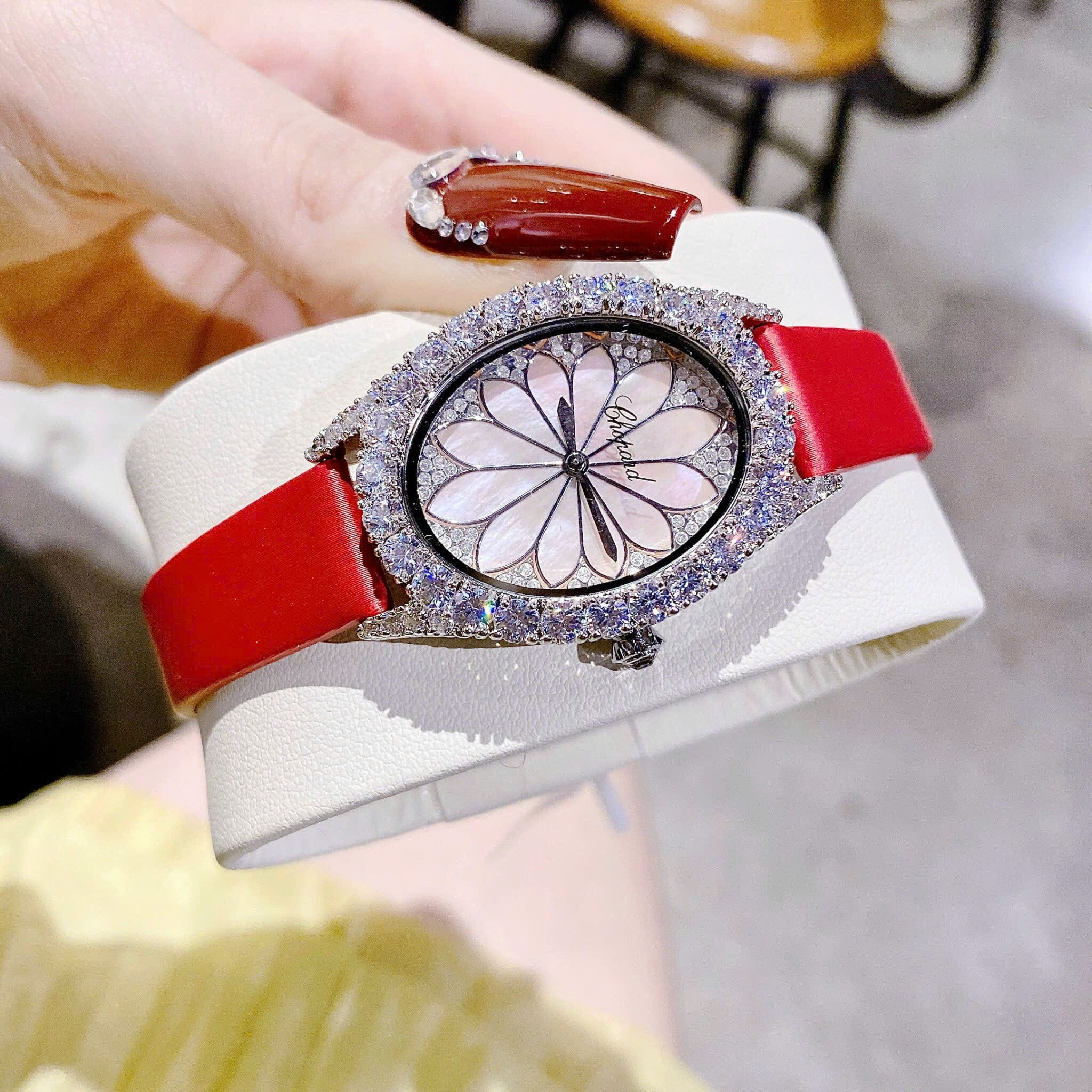 Đồng Hồ Chopard L'Heure Du Diamant |Nữ Giới |Đính Đá |Dây Da Đỏ |Máy Pin (Quartz) |Size 32mm |donghogiatot.vn